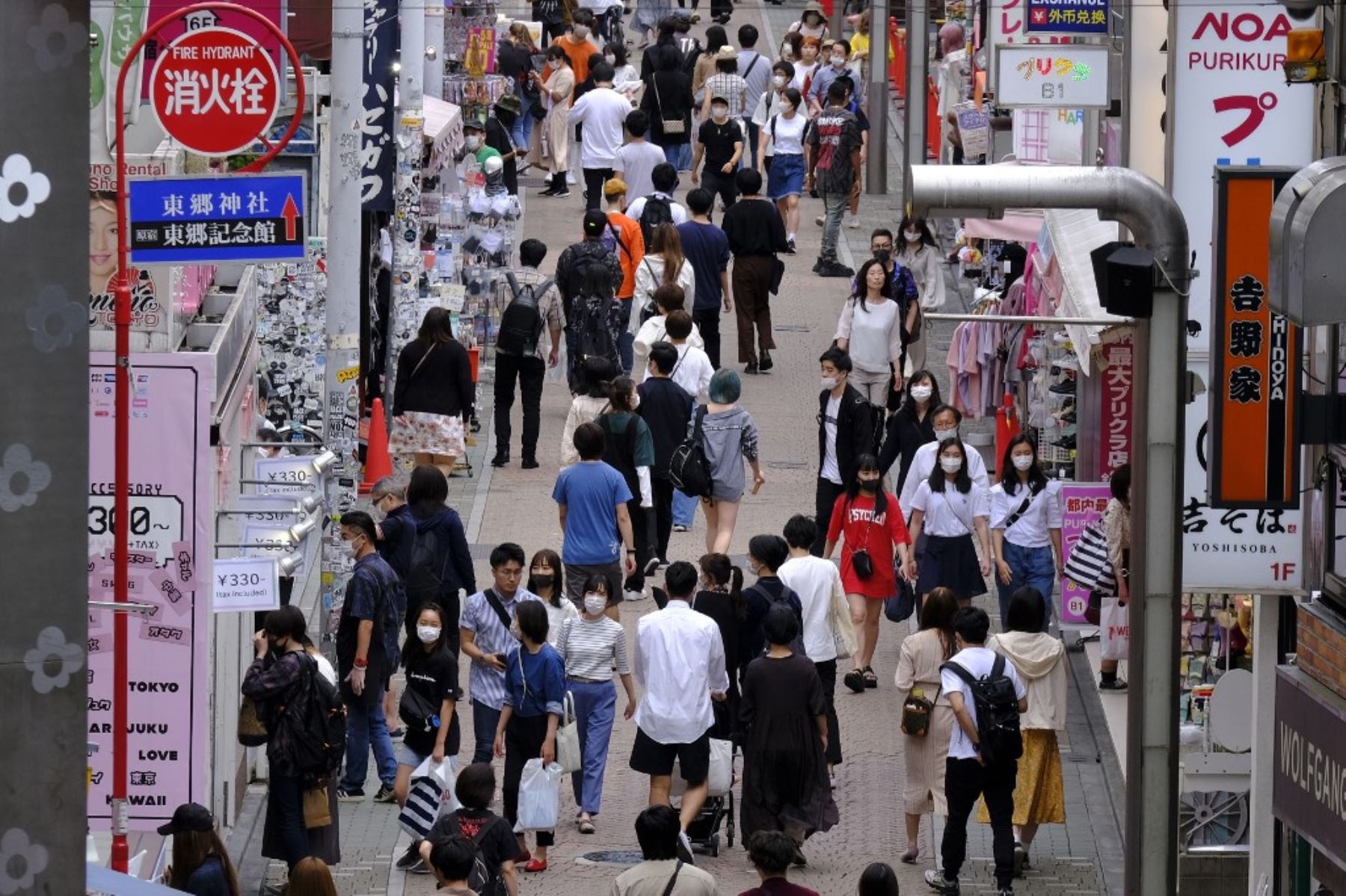 La gente camina en la calle Takeshita en el distrito de moda de Tokio Harajuku, durante el primer fin de semana después de que el gobierno levantó un estado de emergencia. Foto: AFP