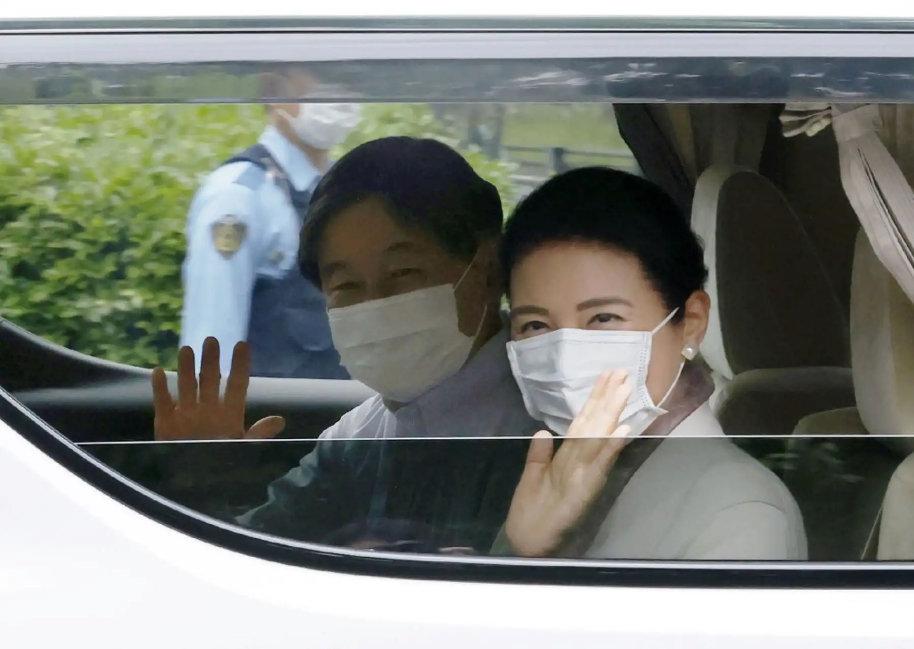 El emperador japonés Naruhito y la emperatriz Masako, con máscaras faciales en medio de la preocupación por la propagación del coronavirus (COVID-19), llegan al Palacio Imperial de Tokio. Foto: AFP