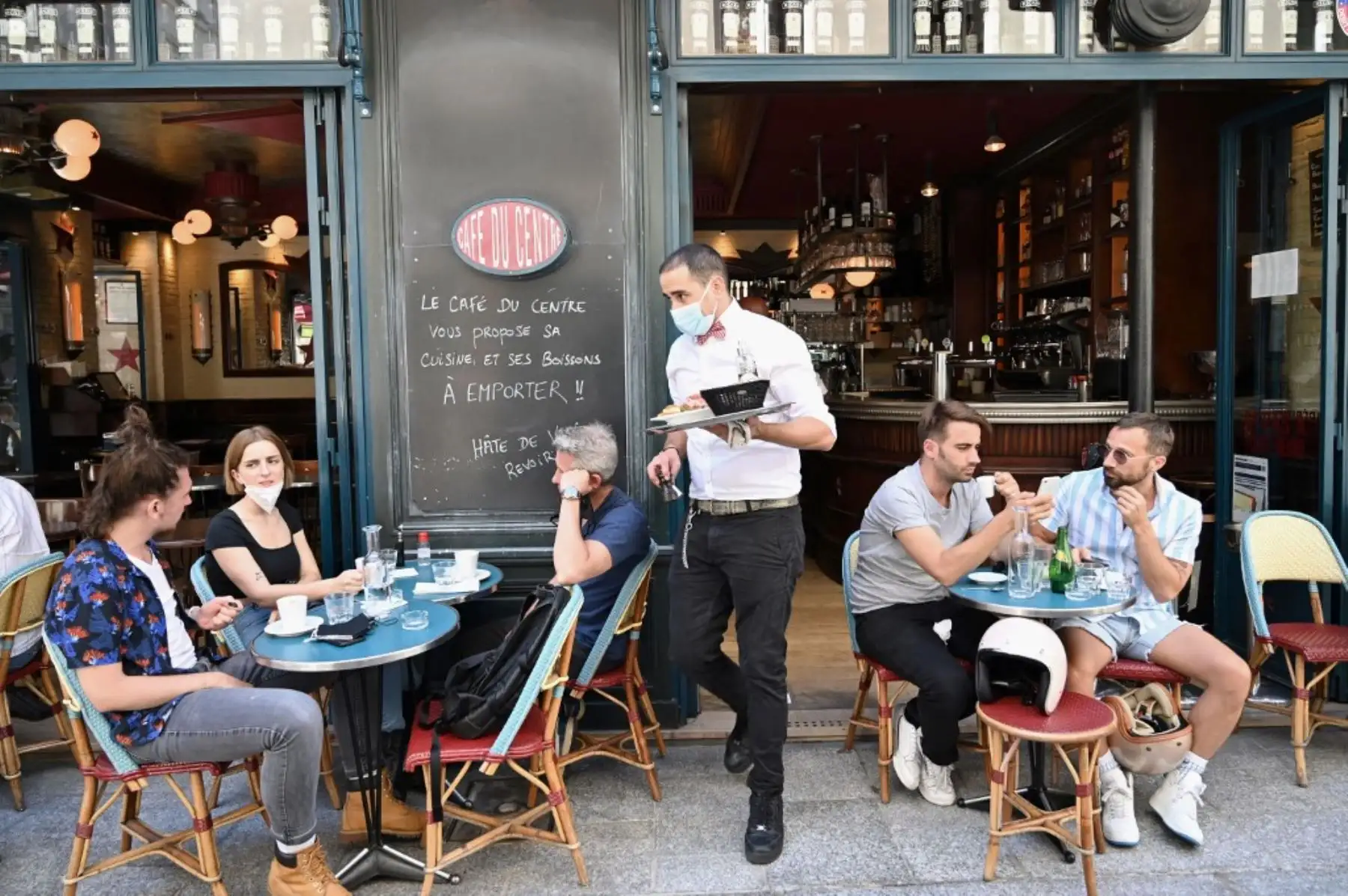 La gente come y toma bebidas en la terraza del café restaurante Le Compat en París el 2 de junio de 2020, a medida que los cafés y restaurantes vuelven a abrir en Francia. Foto: AFP