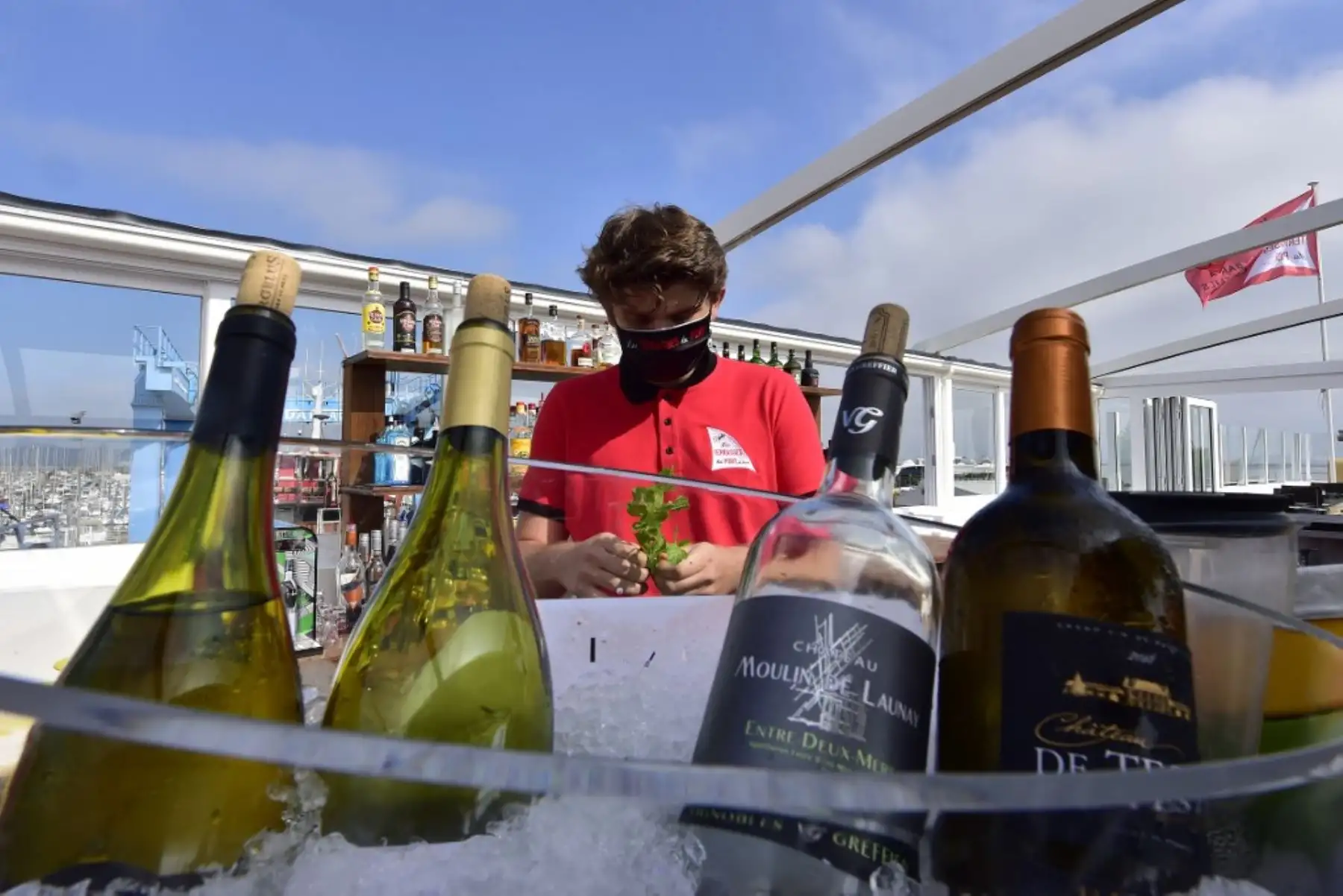 Un barman prepara cócteles en un restaurante en Arcachon el 2 de junio de 2020, mientras los cafés y restaurantes reabran en Francia. Foto: AFP