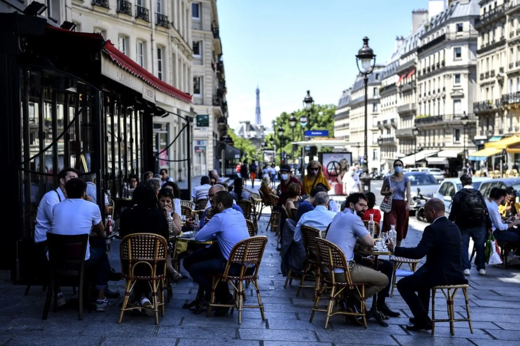 Los clientes se sientan en la terraza de un café-restaurante en la Rue Soufflot en París. Foto: AFP