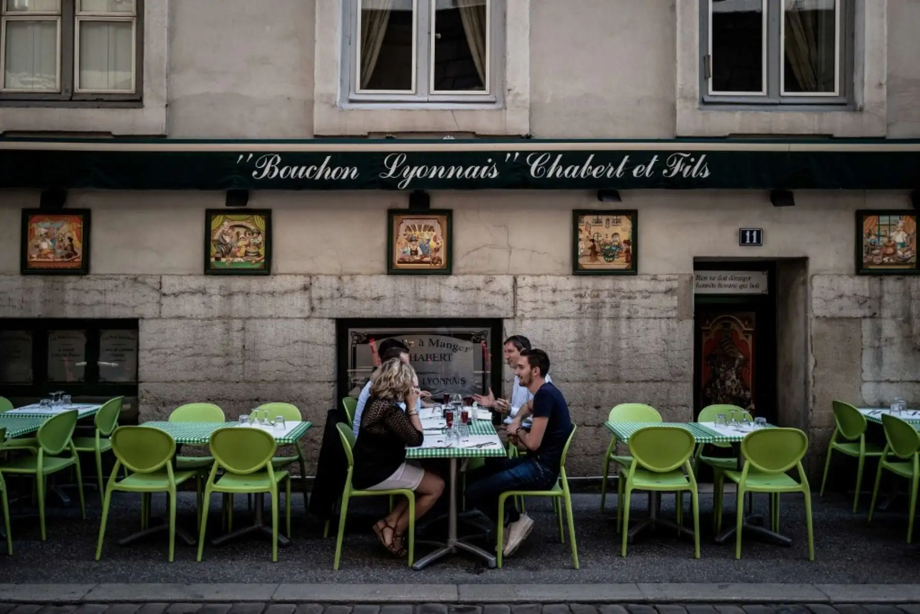 La gente come en un restaurante local típico conocido como "Bouchon Lyonnais". Foto: AFP