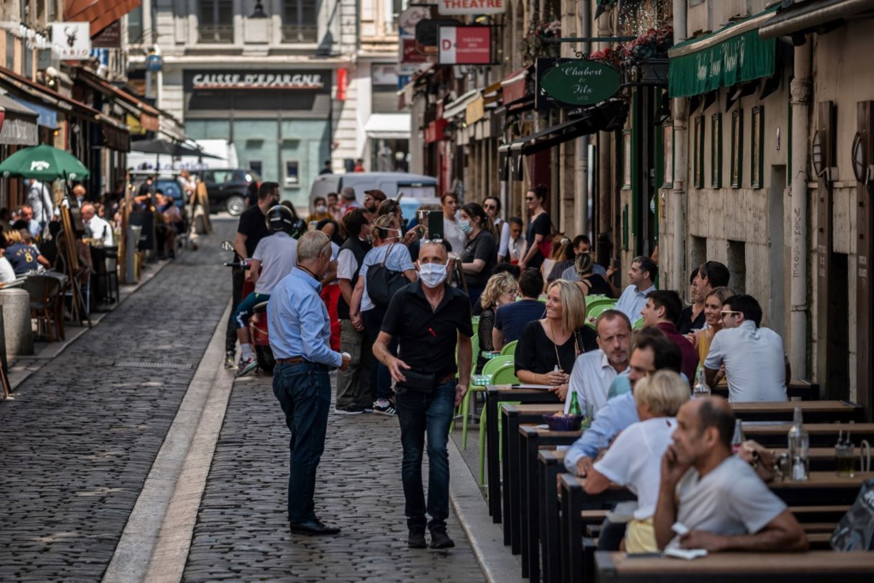 La gente come en un restaurante local típico conocido como "Bouchon Lyonnais". Foto: AFP