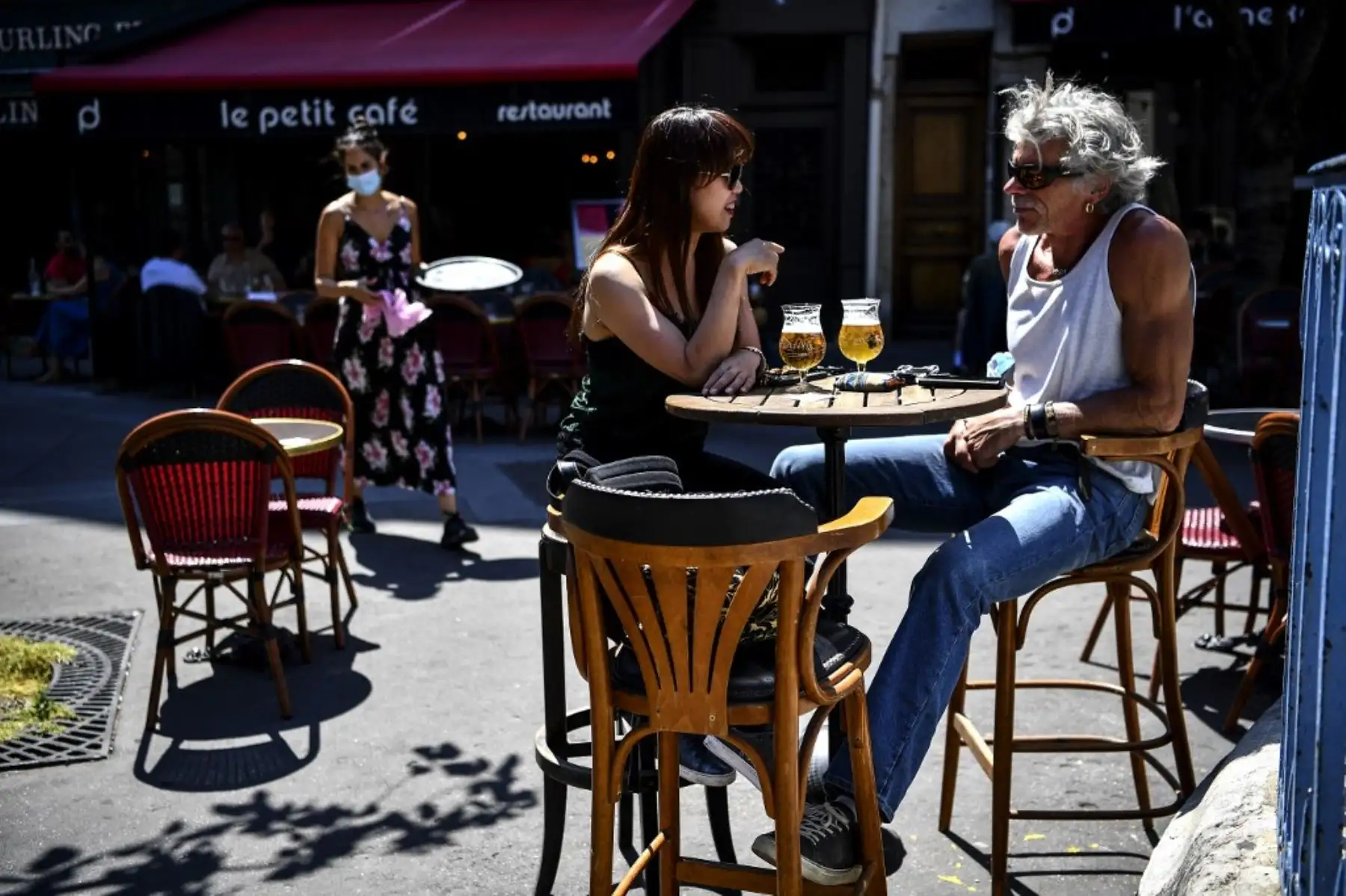 Los clientes toman bebidas en la terraza de un café-restaurante en París. Foto: AFP