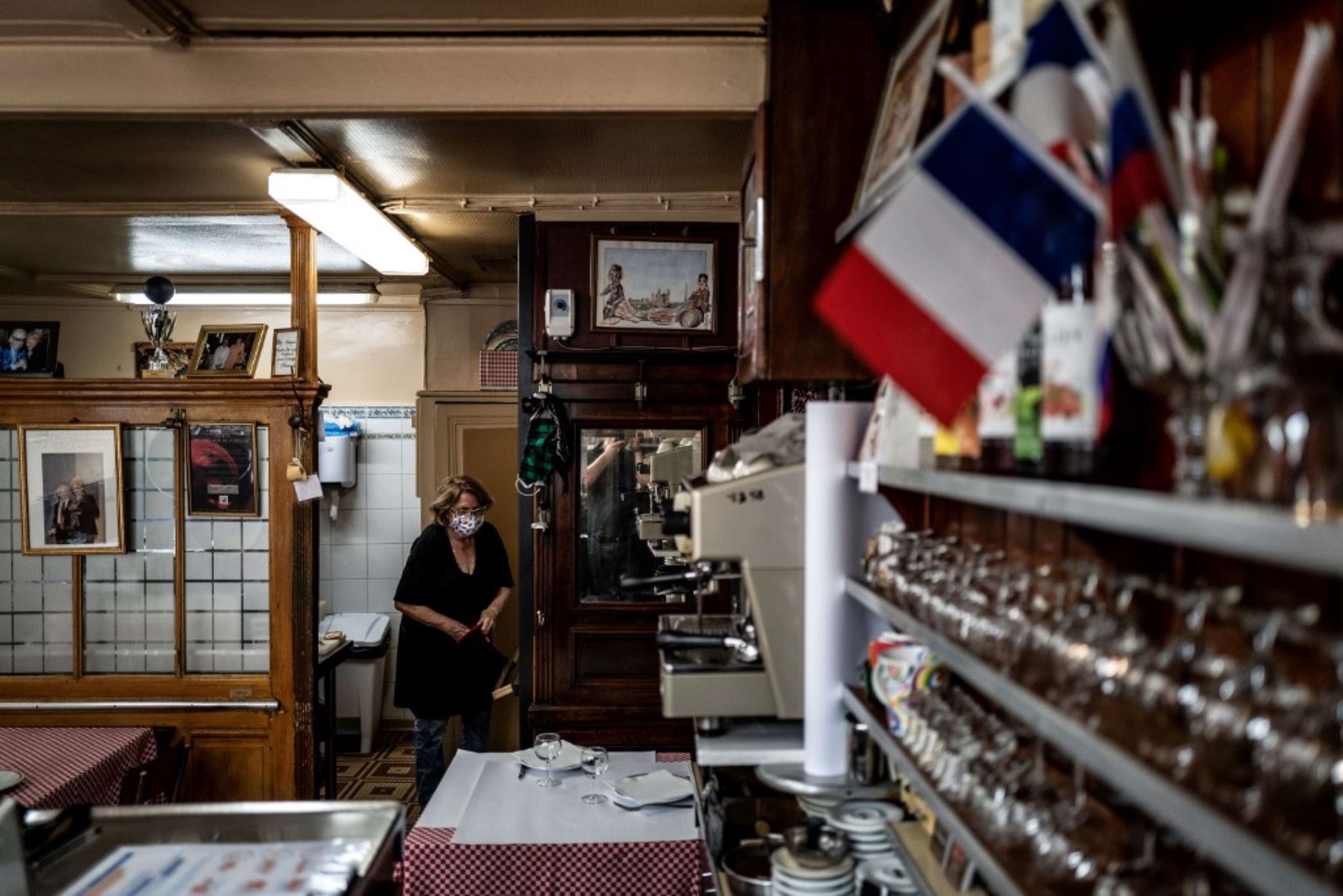 Una persona está trabajando antes de la reapertura de un restaurante local típico conocido como "Bouchon Lyonnais", el 2 de junio de 2020 en Lyon. Foto: AFP