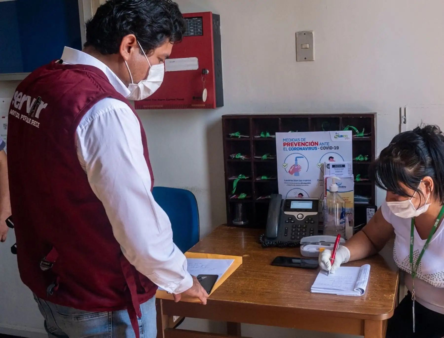 Servir indicó que se debe clasificar los puestos de acuerdo al riesgo de exposición, identificar a los servidores que están en grupos de riesgo y aplicar un Plan de Vigilancia y Control del Covid-19.