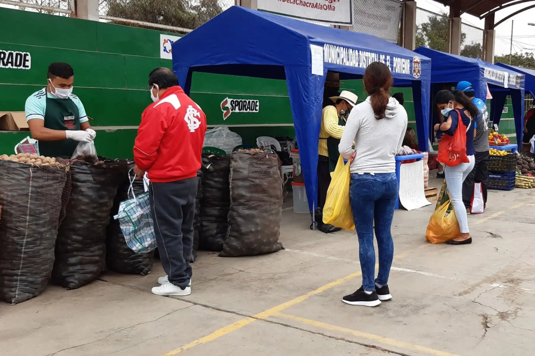 Más de 30 productores agropecuarios venden productos de primera necesidad a través del programa " De la Chacra a la Olla " del ministerio de Agricultura en el distrito de El Porvenir- La Libertad.
Foto:Minagri