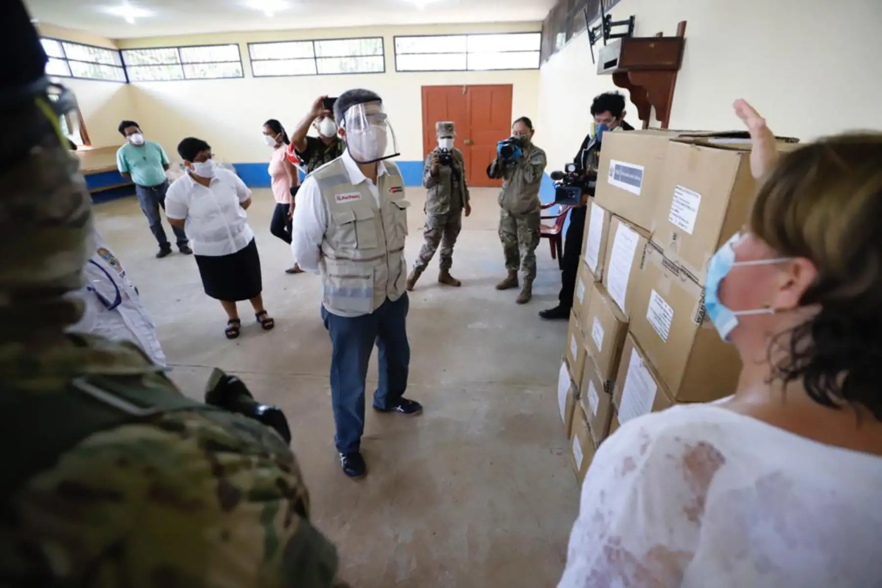 Ministro de Cultura, Alejandro Neyra  supervisa acción sanitaria en Santa Clotilde, Loreto, junto al jefe del Comando Conjunto de las Fuerzas Armadas , como parte de las acciones cívicas coordinadas por el Viceministerio de Gobernanza Territorial de la PCM.
Foto: Mincul