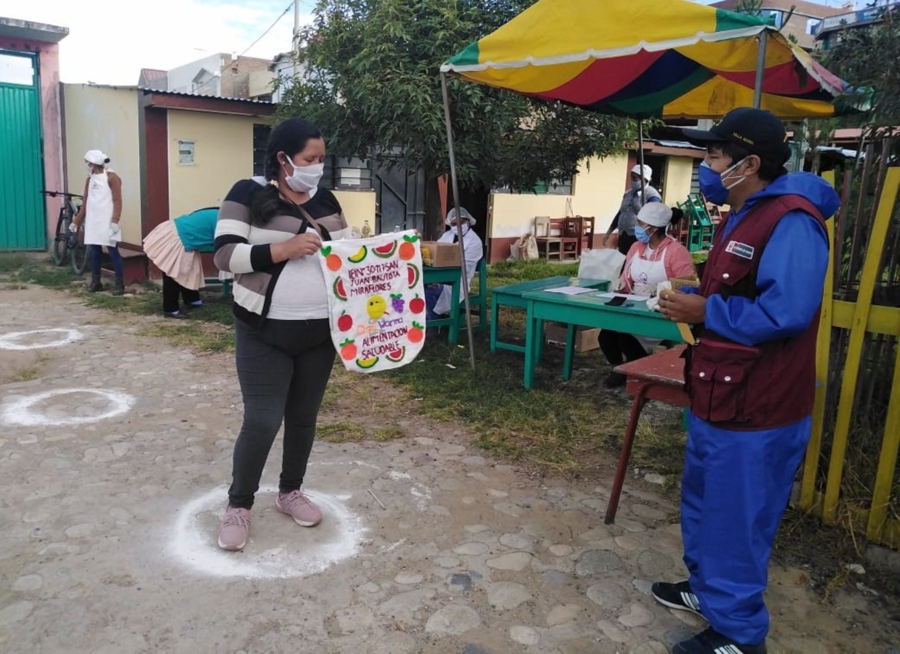 Madres y padres de familia del distrito de Pilcomayo, en Junín, aprovechan los costales de arroz para elaborar útiles bolsas ecológicas para llevar los productos que entrega Qali Warma. ANDINA/Difusión