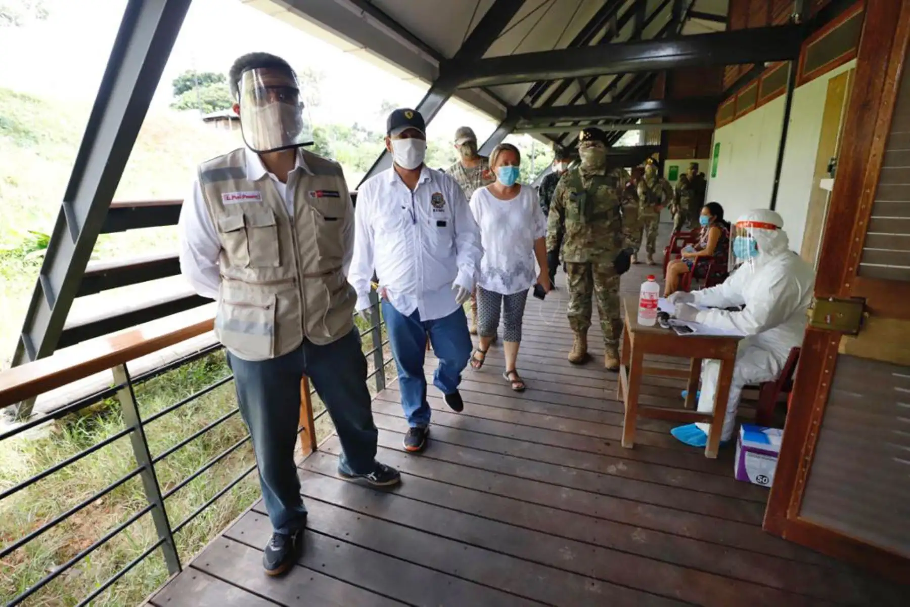 Ministro de Cultura, Alejandro Neyra  supervisa acción sanitaria en Santa Clotilde, Loreto, junto al jefe del Comando Conjunto de las Fuerzas Armadas , como parte de las acciones cívicas coordinadas por el Viceministerio de Gobernanza Territorial de la PCM.
Foto: Mincul
