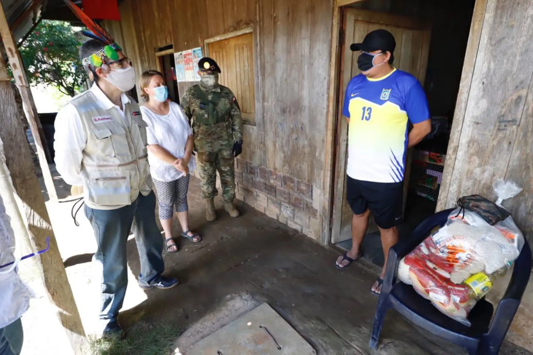 Ministro de Cultura, Alejandro Neyra  supervisa acción sanitaria en Santa Clotilde, Loreto, junto al jefe del Comando Conjunto de las Fuerzas Armadas , como parte de las acciones cívicas coordinadas por el Viceministerio de Gobernanza Territorial de la PCM.
Foto: Mincul