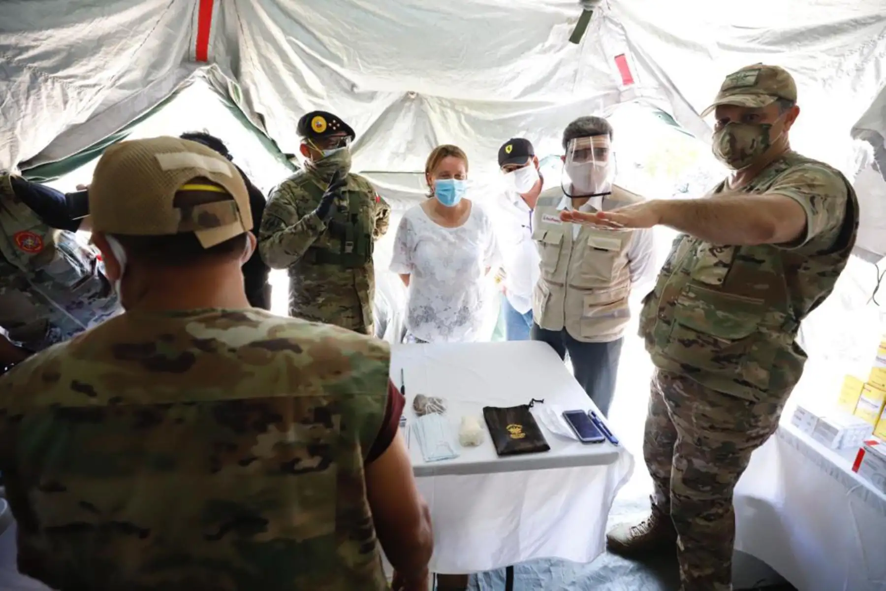 Ministro de Cultura, Alejandro Neyra  supervisa acción sanitaria en Santa Clotilde, Loreto, junto al jefe del Comando Conjunto de las Fuerzas Armadas , como parte de las acciones cívicas coordinadas por el Viceministerio de Gobernanza Territorial de la PCM.
Foto: Mincul
