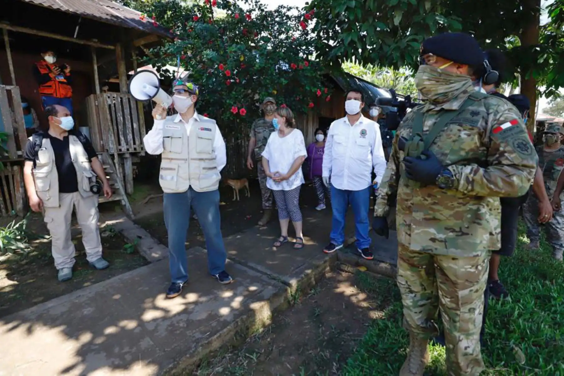 Ministro de Cultura, Alejandro Neyra  supervisa acción sanitaria en Santa Clotilde, Loreto, junto al jefe del Comando Conjunto de las Fuerzas Armadas , como parte de las acciones cívicas coordinadas por el Viceministerio de Gobernanza Territorial de la PCM.
Foto: Mincul