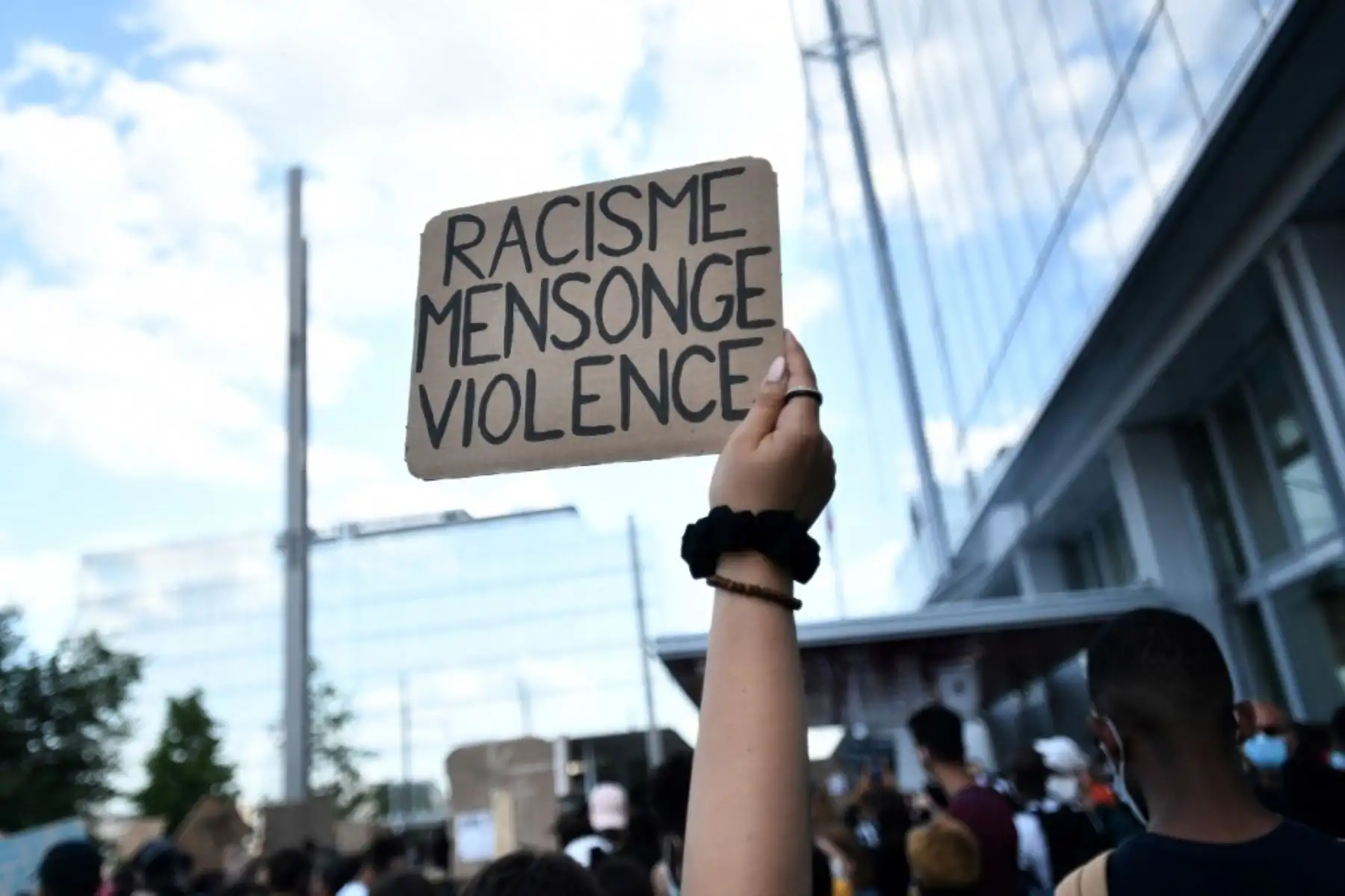 Los manifestantes fueron convocados para la manifestación, luego de que médicos expertos franceses exoneraron a los gendarmes involucrados en el arresto de Adama Traore, un joven negro que murió bajo custodia policial en 2016, frente al "Tribunal de París". Foto: AFP