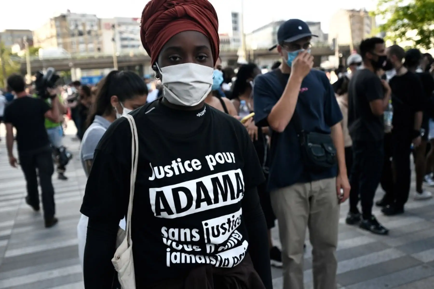 Los manifestantes fueron convocados para la manifestación, luego de que médicos expertos franceses exoneraron a los gendarmes involucrados en el arresto de Adama Traore, un joven negro que murió bajo custodia policial en 2016, frente al "Tribunal de París". Foto: AFP