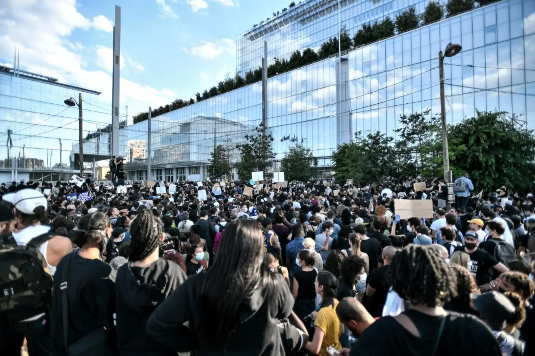 Los manifestantes fueron convocados para la manifestación, luego de que médicos expertos franceses exoneraron a los gendarmes involucrados en el arresto de Adama Traore, un joven negro que murió bajo custodia policial en 2016, frente al "Tribunal de París". Foto: AFP