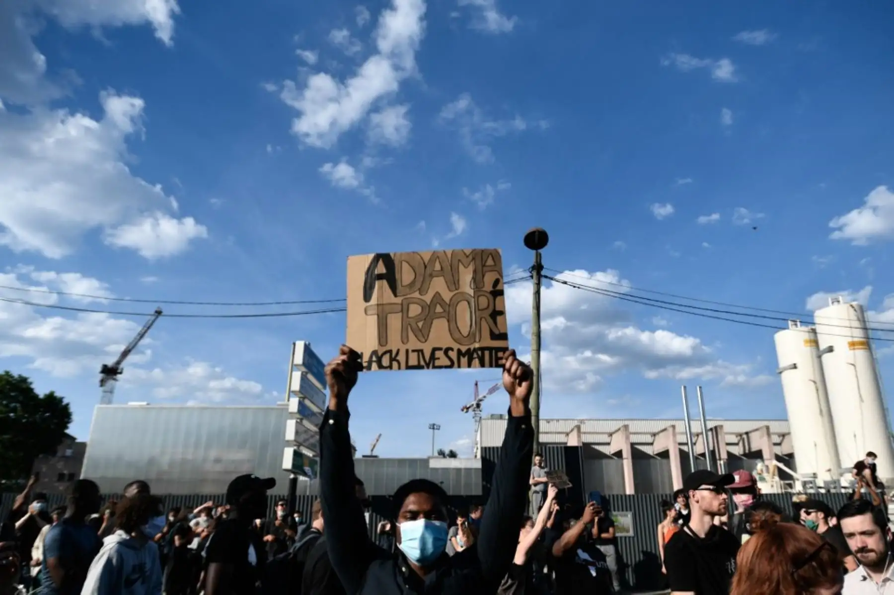 Los manifestantes fueron convocados para la manifestación, luego de que médicos expertos franceses exoneraron a los gendarmes involucrados en el arresto de Adama Traore, un joven negro que murió bajo custodia policial en 2016, frente al "Tribunal de París". Foto: AFP