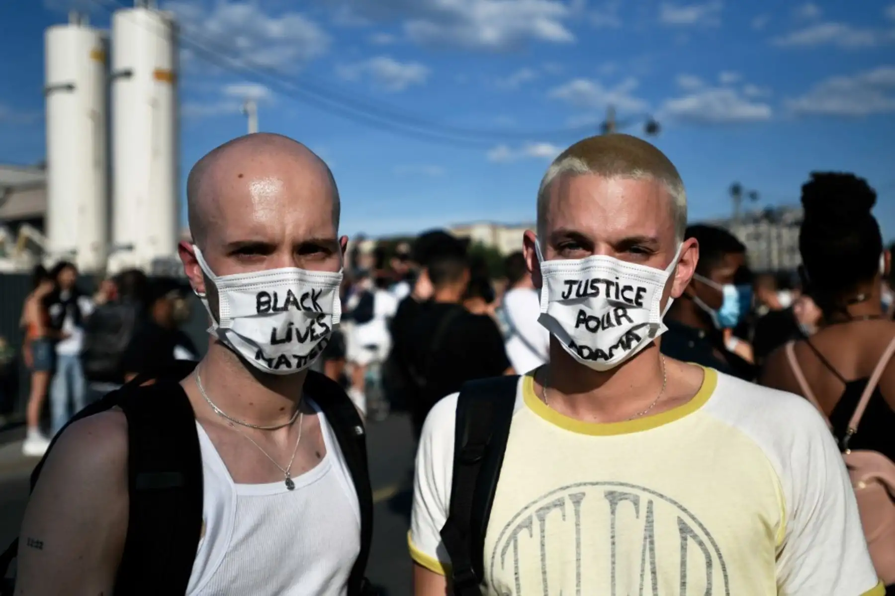 Los manifestantes fueron convocados para la manifestación, luego de que médicos expertos franceses exoneraron a los gendarmes involucrados en el arresto de Adama Traore, un joven negro que murió bajo custodia policial en 2016, frente al "Tribunal de París". Foto: AFP