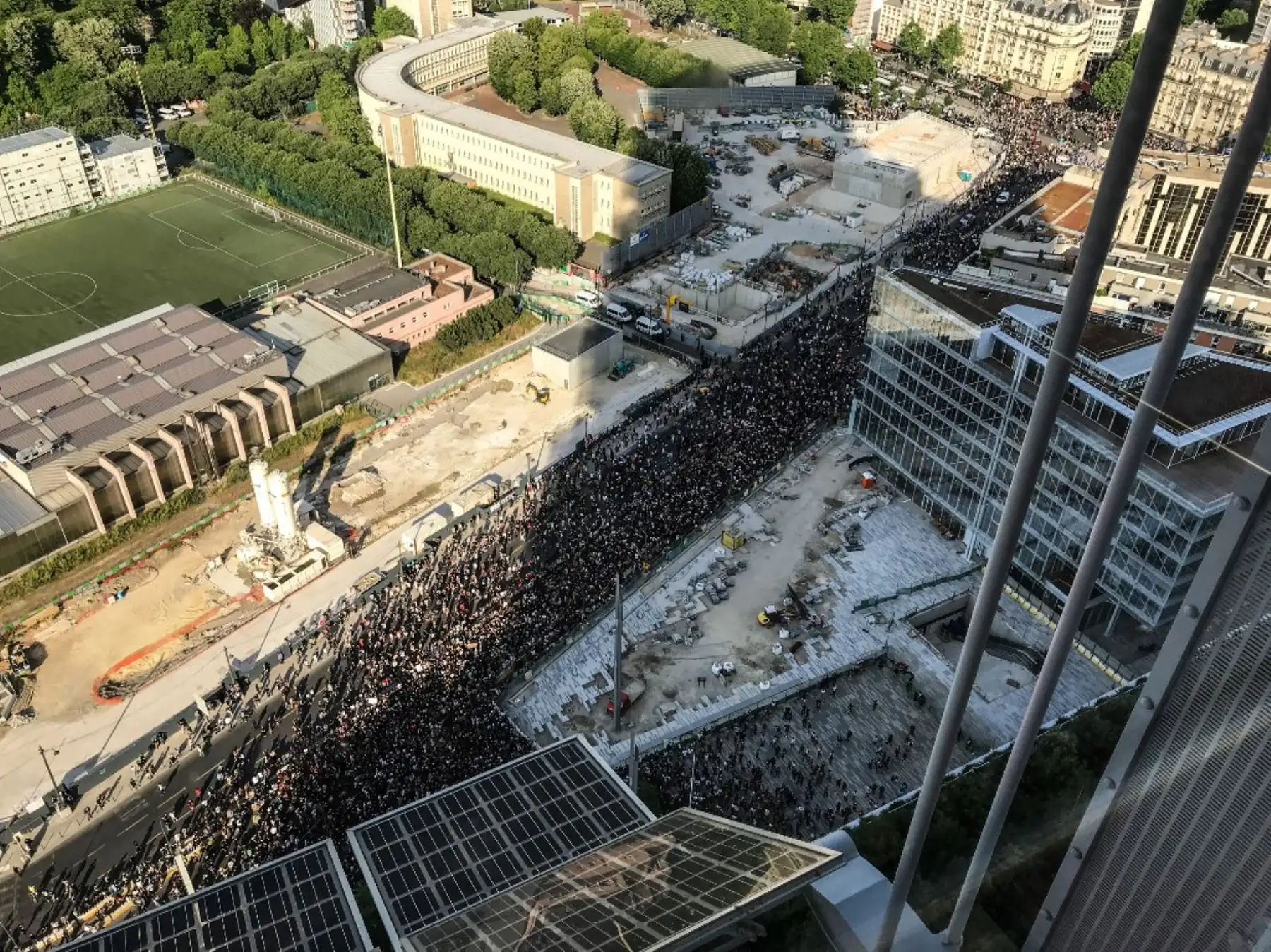 Los manifestantes fueron convocados para la manifestación, luego de que médicos expertos franceses exoneraron a los gendarmes involucrados en el arresto de Adama Traore, un joven negro que murió bajo custodia policial en 2016, frente al "Tribunal de París". Foto: AFP