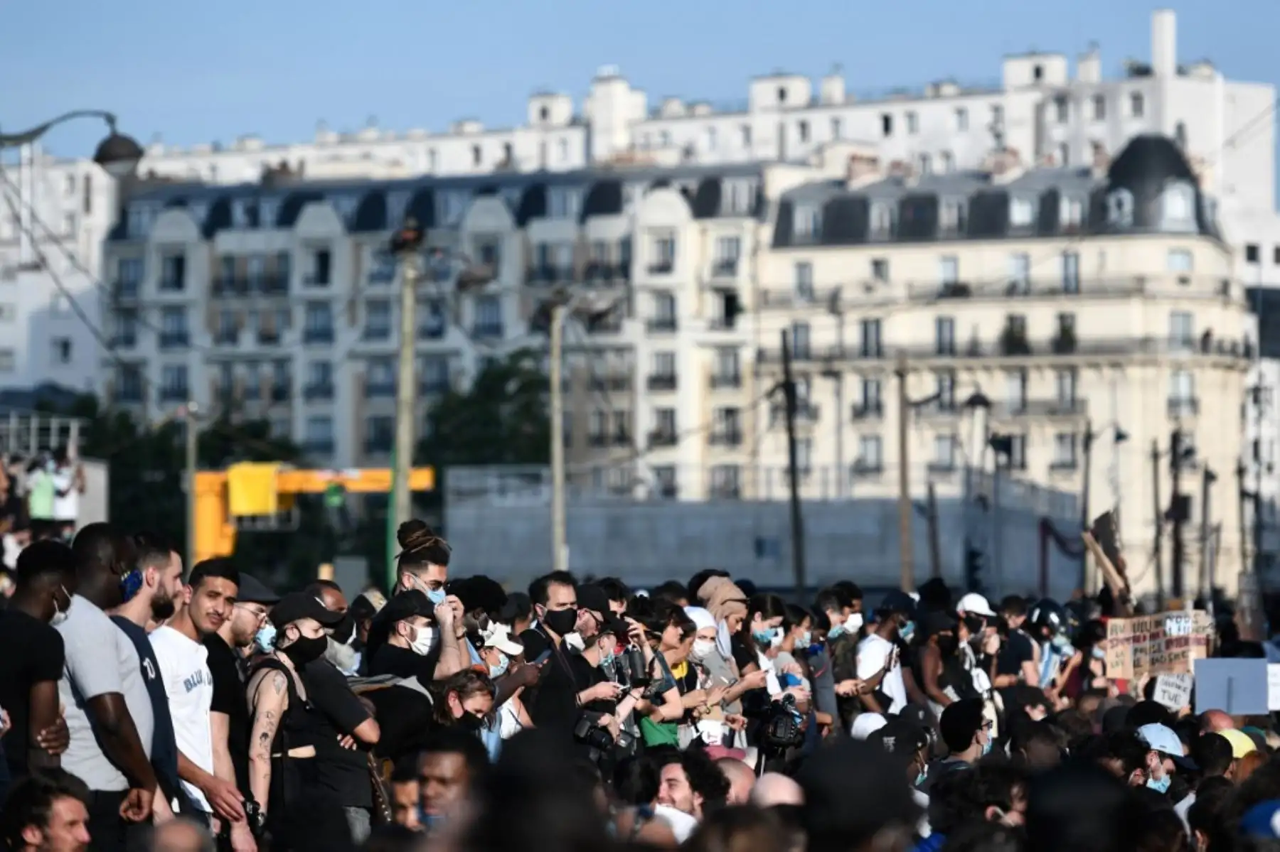 Los manifestantes fueron convocados para la manifestación, luego de que médicos expertos franceses exoneraron a los gendarmes involucrados en el arresto de Adama Traore, un joven negro que murió bajo custodia policial en 2016, frente al "Tribunal de París". Foto: AFP