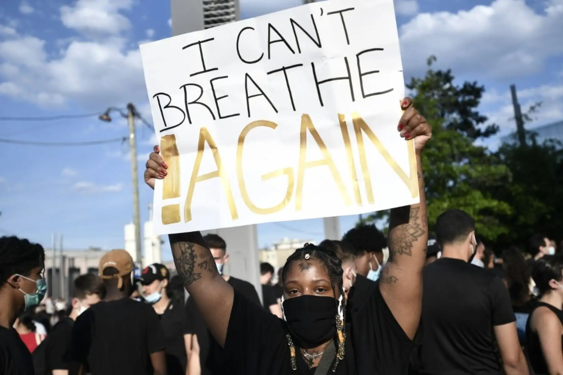 Los manifestantes fueron convocados para la manifestación, luego de que médicos expertos franceses exoneraron a los gendarmes involucrados en el arresto de Adama Traore, un joven negro que murió bajo custodia policial en 2016, frente al "Tribunal de París". Foto: AFP