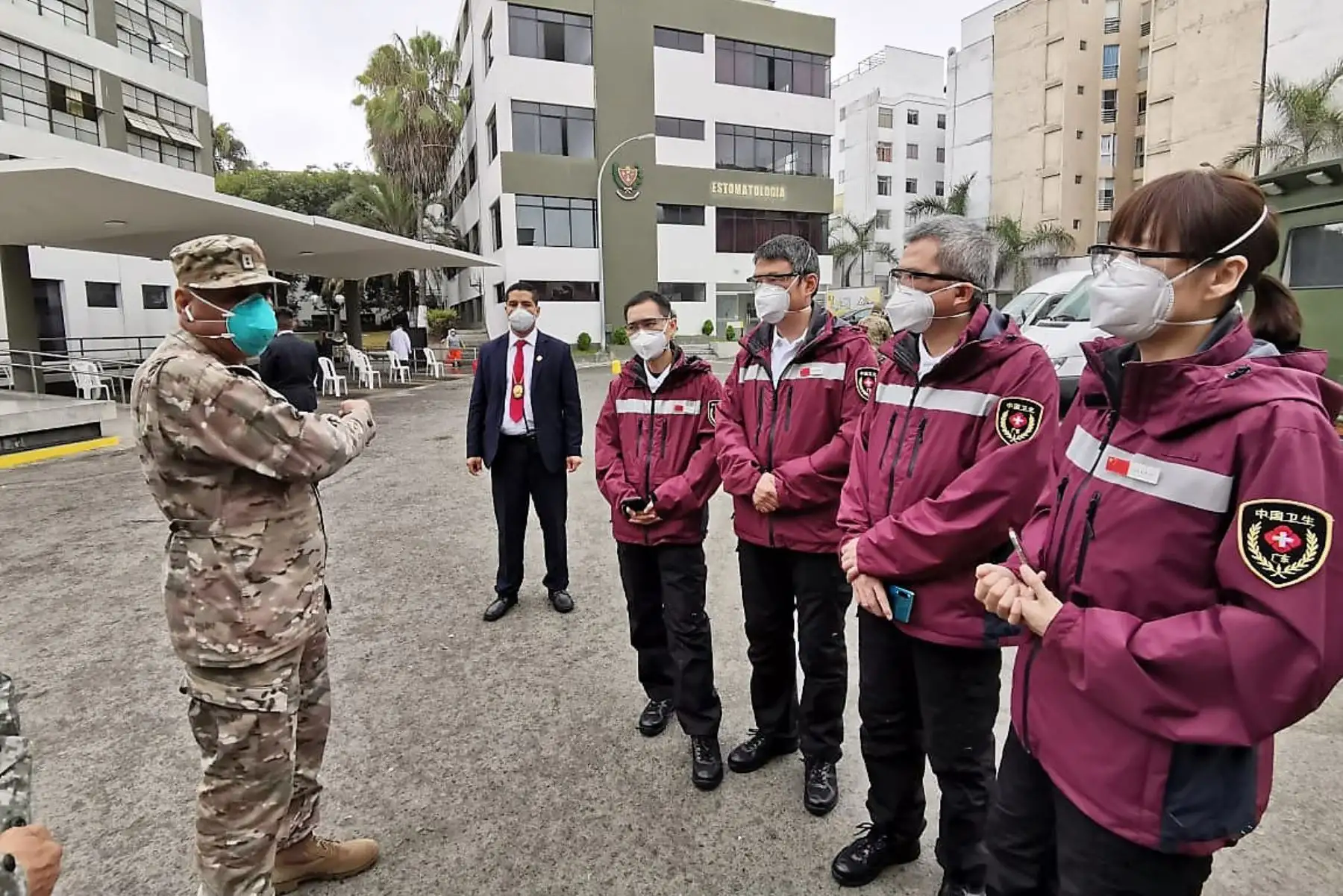 Delegación de expertos chinos en la lucha contra el covid-19 recorrieron hoy las instalaciones del Hospital Central Militar en Lima.