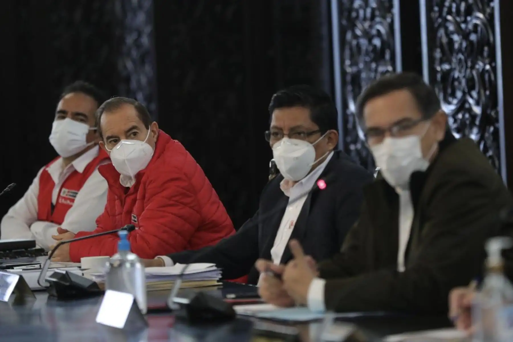 El presidente Martin Vizcarra y el titular de la PCM, Vicente Zeballos, encabezaron una nueva sesión del Consejo de Ministros, donde se evaluaron las medidas adoptadas y acciones del Ejecutivo en el marco del Estado de Emergencia por el covid-19. Foto: ANDINA/ Prensa Presidencia