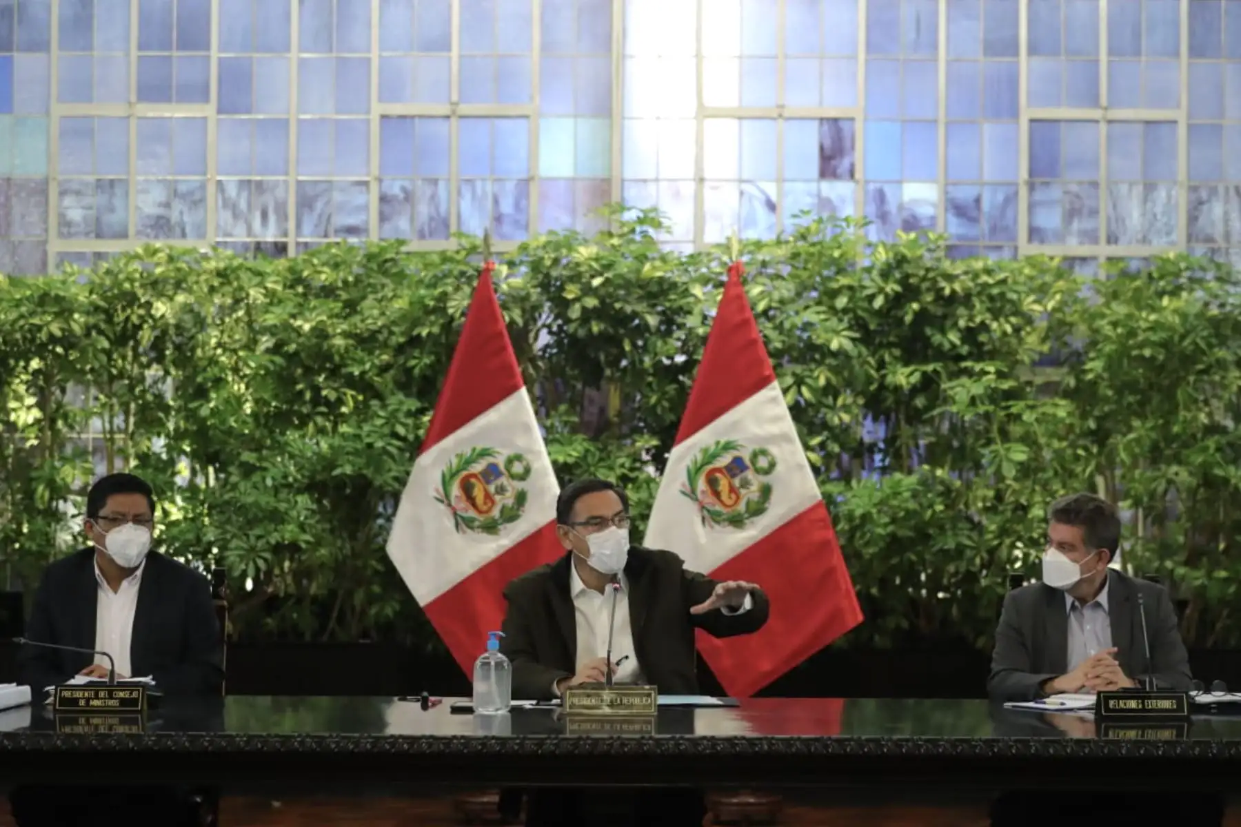 El presidente Martin Vizcarra y el titular de la PCM, Vicente Zeballos, encabezaron una nueva sesión del Consejo de Ministros, donde se evaluaron las medidas adoptadas y acciones del Ejecutivo en el marco del Estado de Emergencia por el covid-19. Foto: ANDINA/ Prensa Presidencia