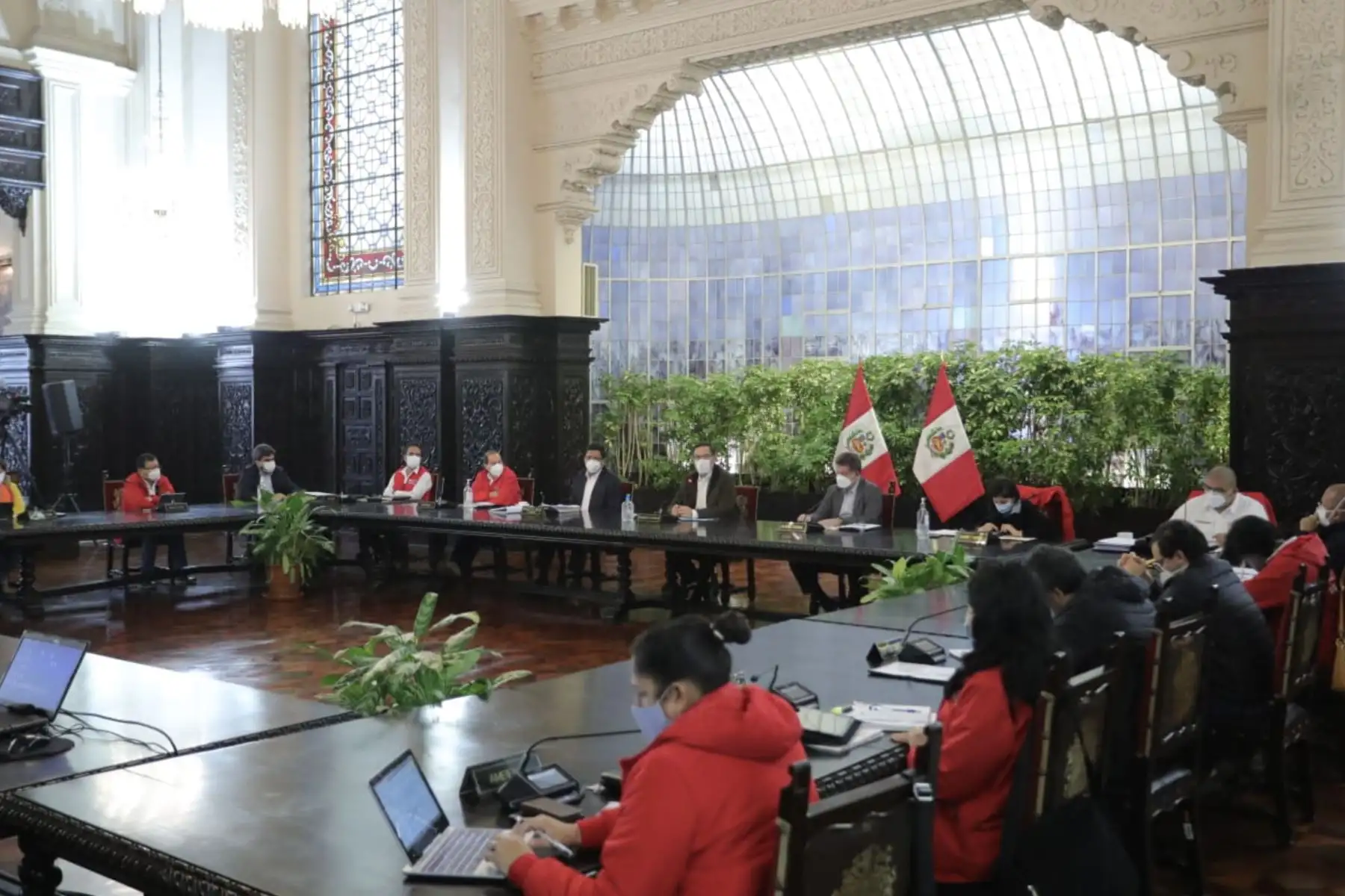 El presidente Martin Vizcarra y el titular de la PCM, Vicente Zeballos, encabezaron una nueva sesión del Consejo de Ministros, donde se evaluaron las medidas adoptadas y acciones del Ejecutivo en el marco del Estado de Emergencia por el covid-19. Foto: ANDINA/ Prensa Presidencia
