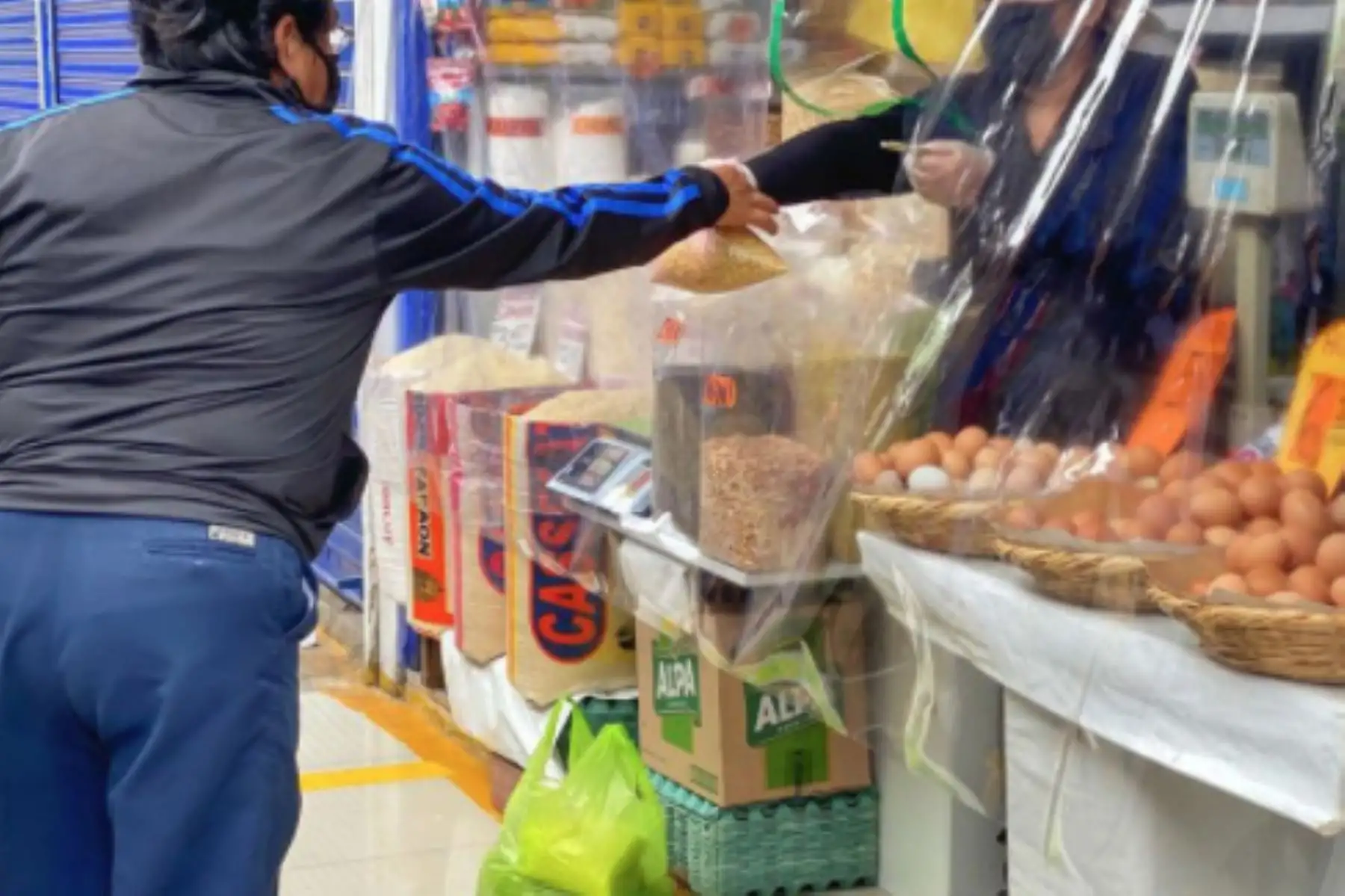 En el Mercado Minorista N° 1 se han colocado barreras de protección en puestos de venta, señalética, lavamanos y tachos. Foto: ANDINA/Difusión
