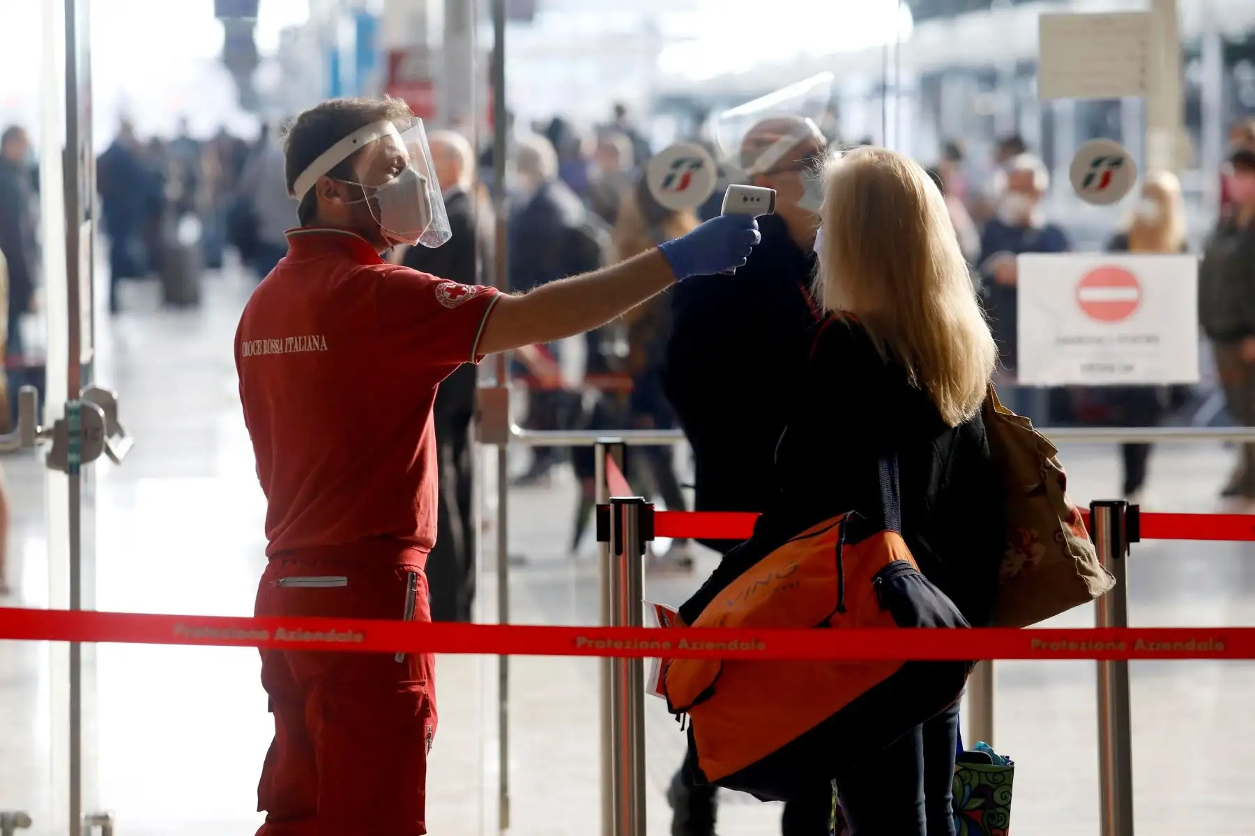 Varios viajeros pasan un control de temperatura en la Estación Central de Milán, antes de tomar un tren tras la reapertura de las fronteras regionales este miércoles, durante la relajación de las medidas de restricción de la fase 2 del estado de emergencia por covid-19. Foto: EFE