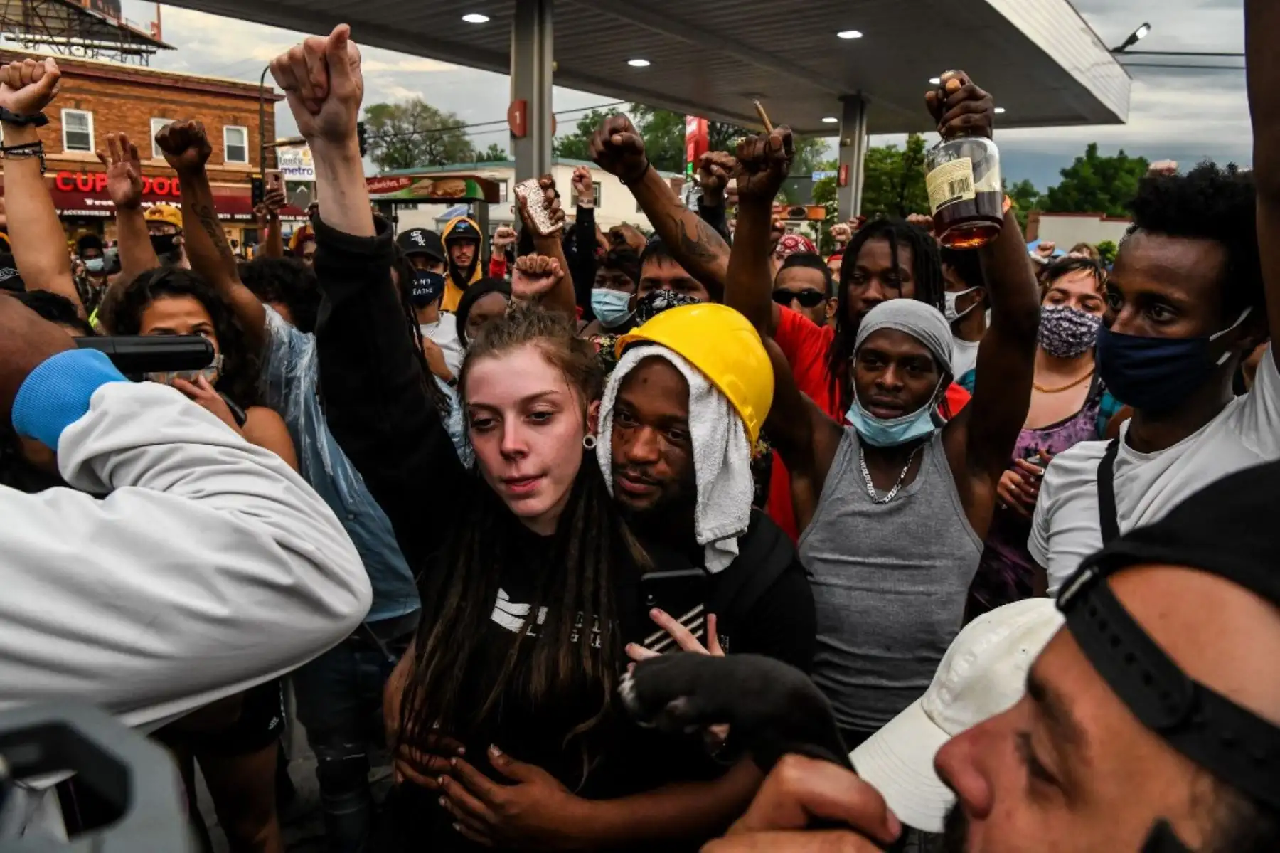 Ciudadanos continúan protestando por la muerte de George Floyd, en Minneapolis, Minnesota. Foto: AFP