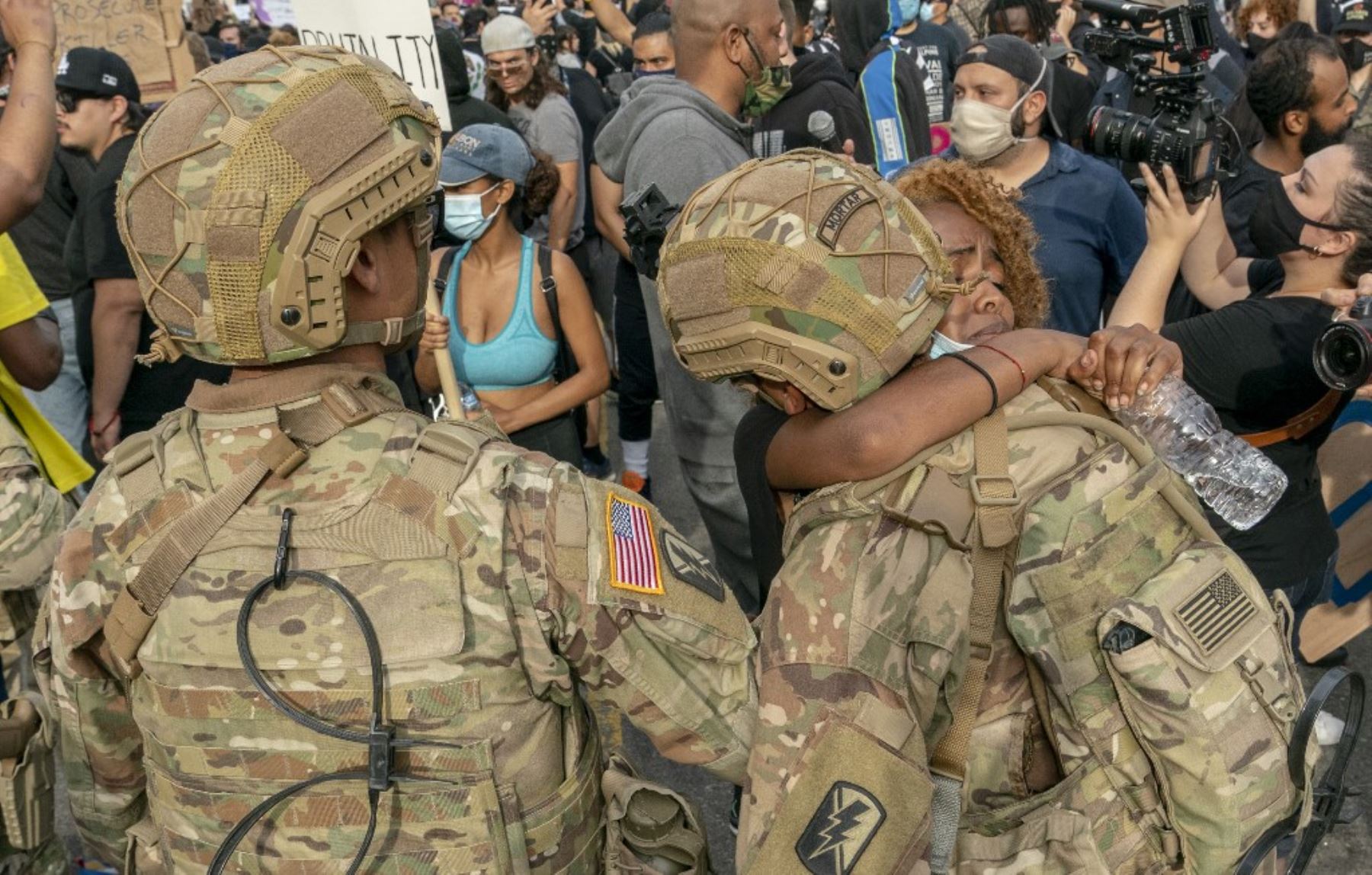 Una manifestante abraza a un miembro de la Guardia Nacional durante la protesta por la muerte de George Floyd en Los Ángeles, California. Foto: AFP