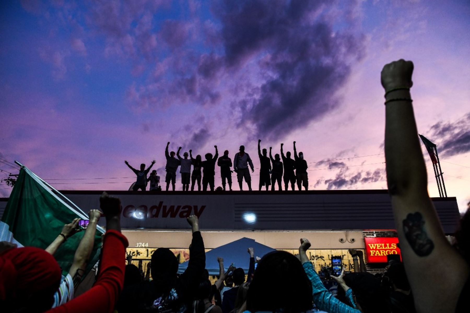 Los ciudadanos levantan las manos y gritan consignas mientras protestan en el improvisado monumento conmemorativo en honor de George Floyd, en Minneapolis, Minnesota. Foto: AFP