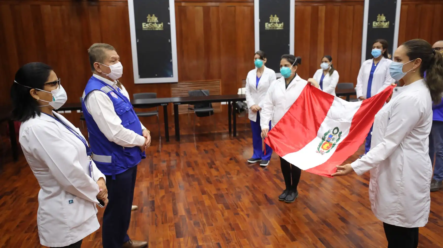 Una nueva generación de jóvenes profesionales de la salud entre médicos, enfermeras y tecnólogos dispuesta a prestar servicios en las diferentes áreas COVID-19 a nivel nacional, se suma al Seguro Social de Salud para formar parte de la primera línea para hacer frente al nuevo coronavirus. Foto: ANDINA/EsSalud