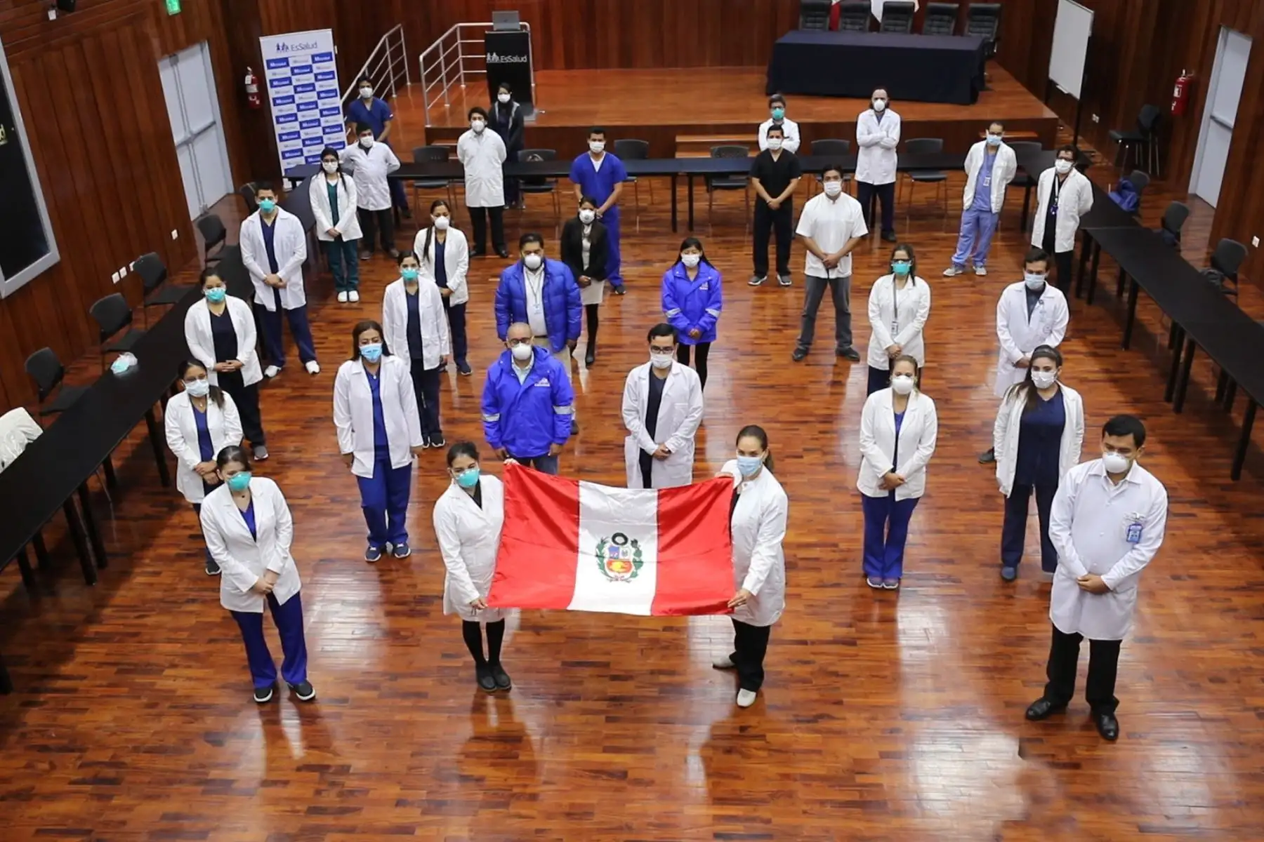 Una nueva generación de jóvenes profesionales de la salud, entre médicos, enfermeras y tecnólogos, dispuesta a prestar servicios en las diferentes áreas covid-19 a escala nacional, se suma al Seguro Social de Salud para formar parte de la primera línea para hacer frente al nuevo coronavirus. Foto: ANDINA/EsSalud.
