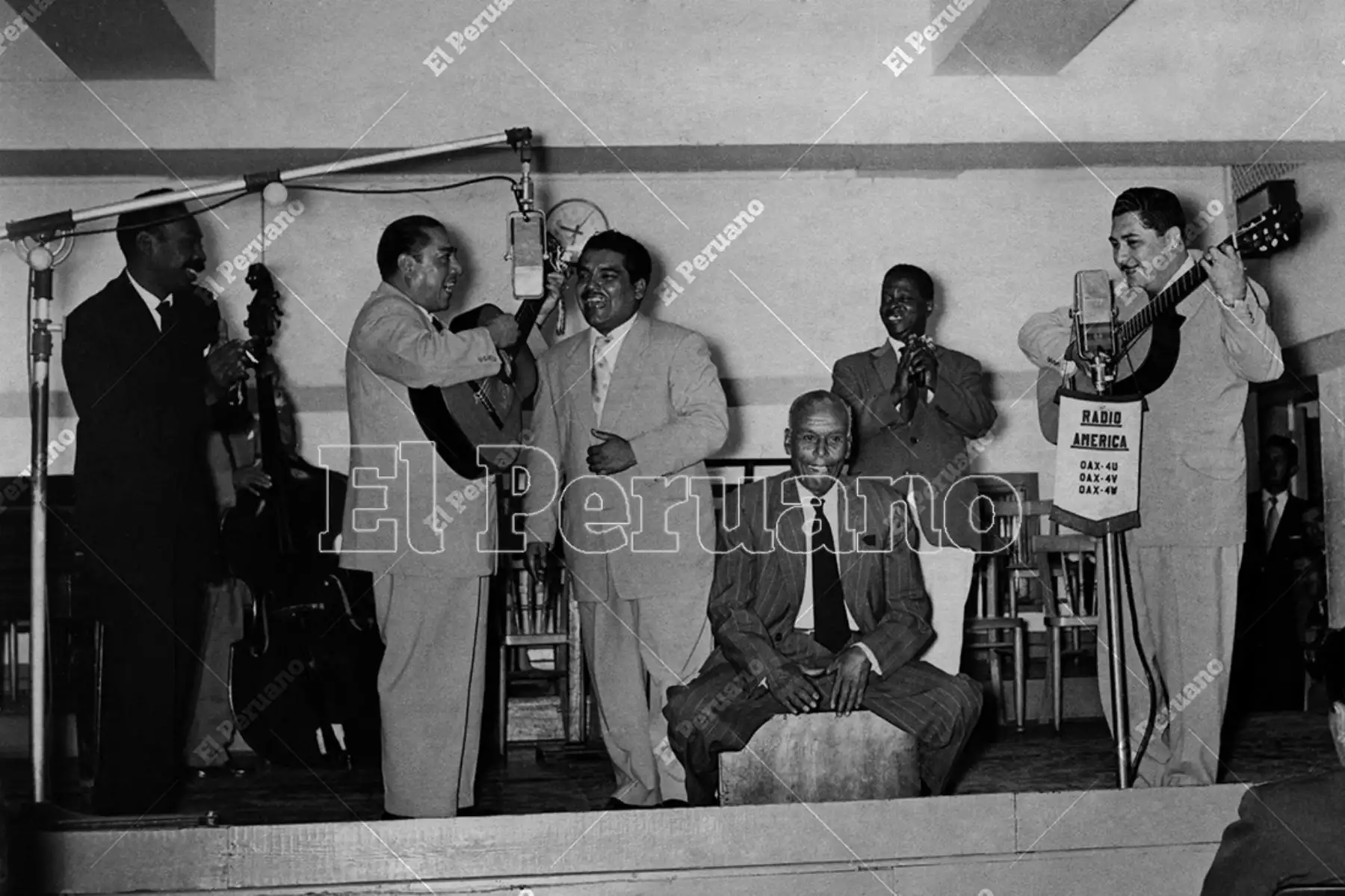 Lima - década 1960 aprox. / Decimista Nicomedes Santa Cruz (iz) y Óscar Avilés (der)  durante la presentación de un conjunto criollo en Radio América. Foto: Archivo Histórico de El Peruano