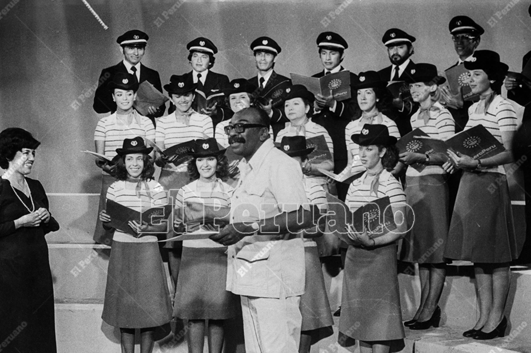 Lima - 16 setiembre 1978 / Nicomedes Santa Cruz y el coro de AeroPerú. Foto: Archivo Histórico de El Peruano.
