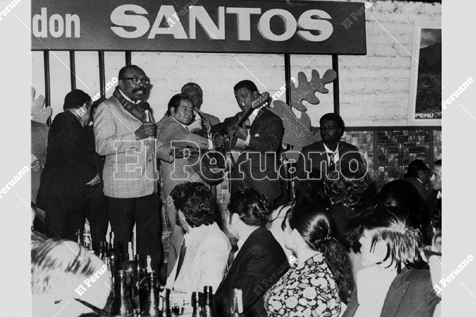 Lima - 1 octubre 1974 / Nicomedes Santa Cruz en una celebración por el Dia del Periodista en el diario La Crónica. Foto: Archivo Histórico de El Peruano.