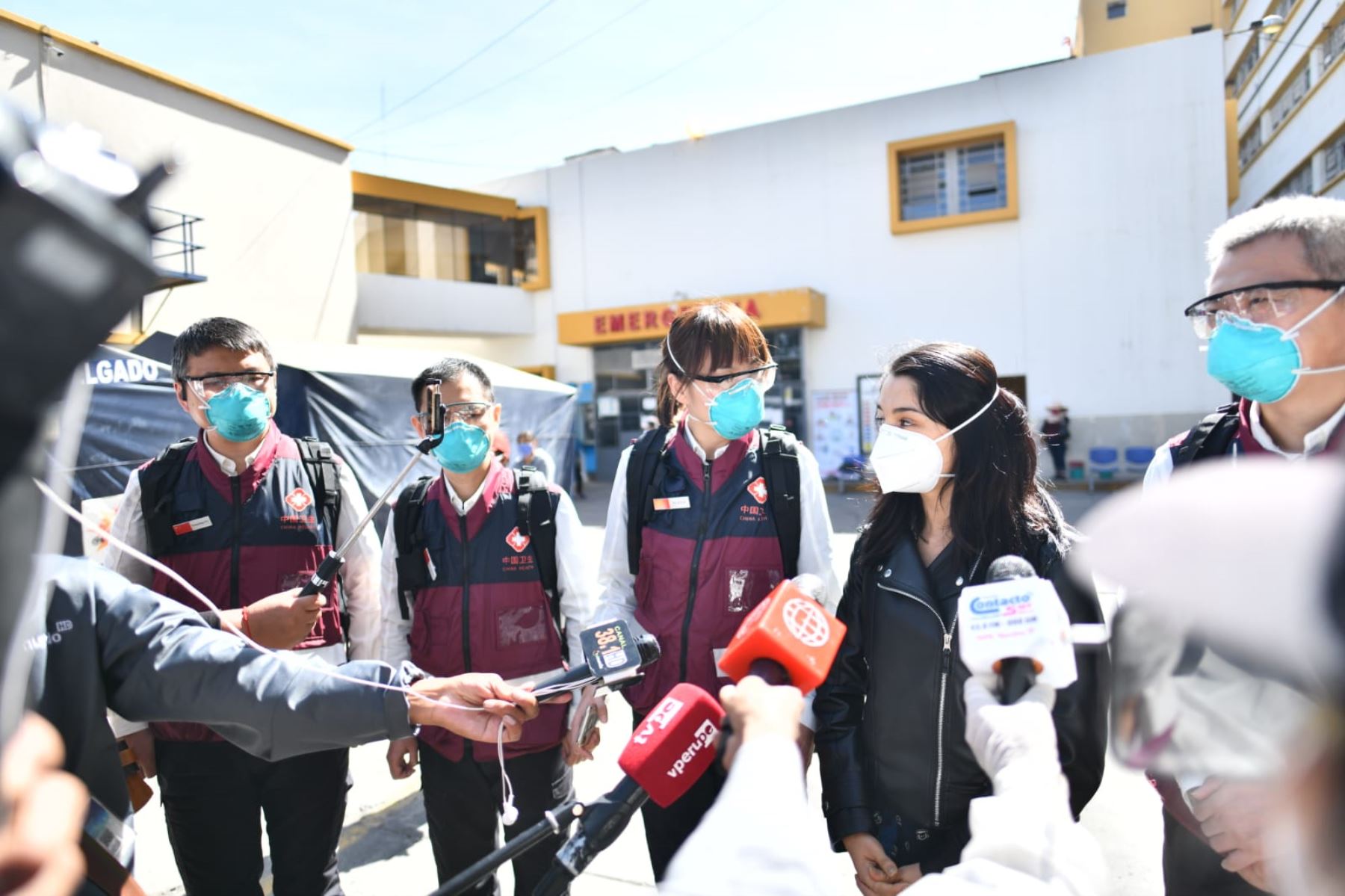 El gobernador regional de Arequipa, Elmer Cáceres Llica, recibió a delegación de cuatro médicos chinos. Foto: ANDINA/Difusión