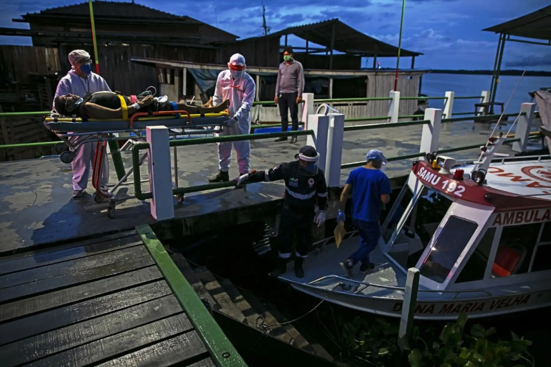 Un residente de la comunidad Divino Espirito Santo en el río Pacaja con síntomas de COVID-19 es transportado en una ambulancia en barco en un viaje de 12 horas a un hospital municipal del área de Portel en la isla de Marajo, en Brasil. Foto: AFP