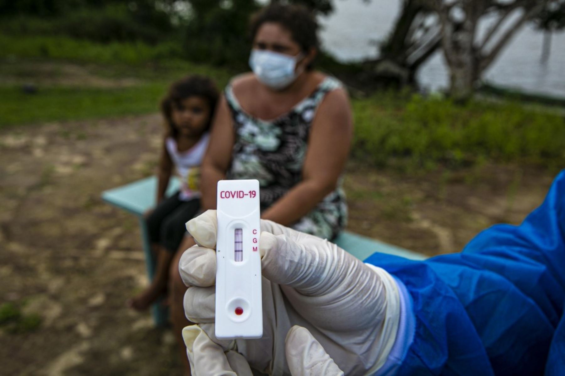 Un trabajador de salud del gobierno muestra una prueba de Covid-19 en la comunidad ribereña de Roli Madeira en el suroeste de la isla de Marajo, en el estado de Pará, Brasil. Foto: AFP