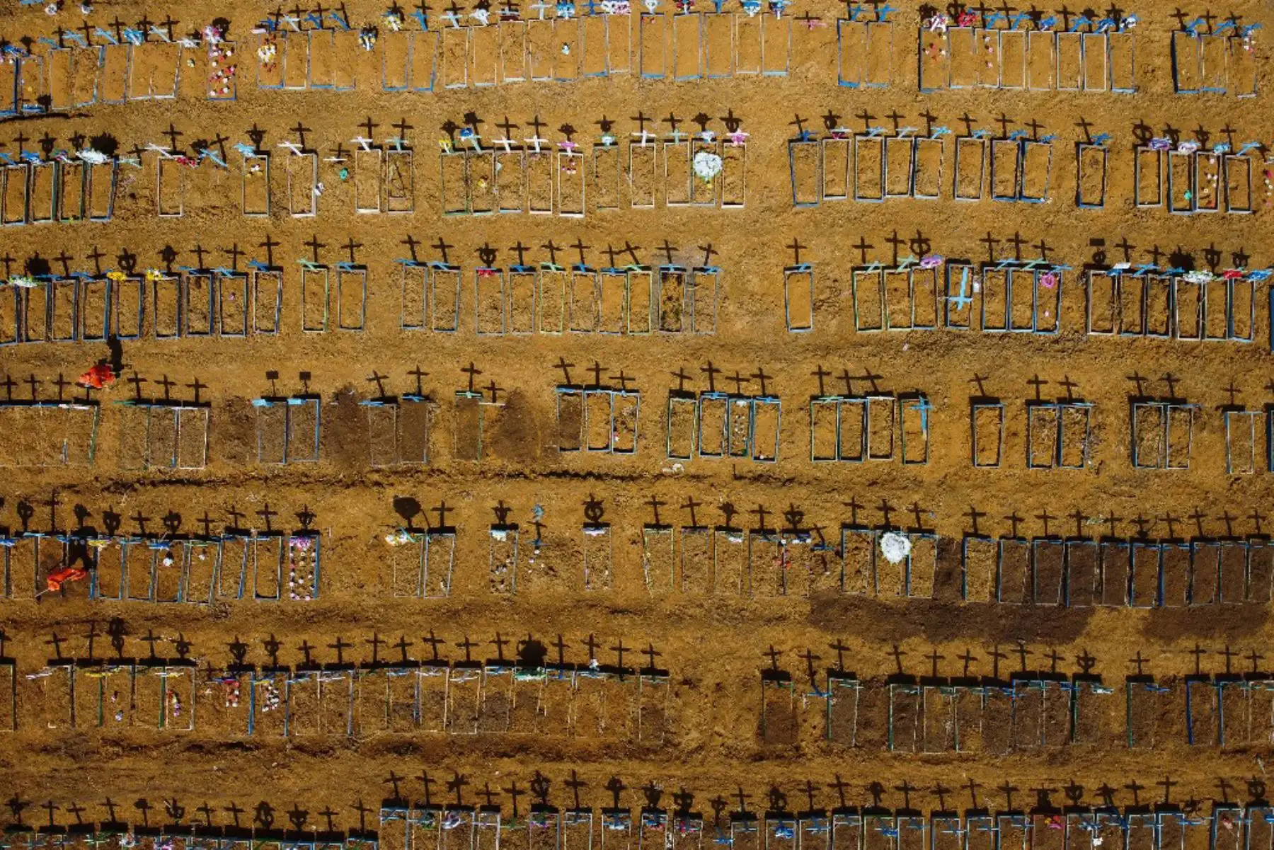 Vista aérea del cementerio Nossa Senhora Aparecida, donde las víctimas de COVID-19 son enterradas diariamente, en el barrio de Taruma, en Manaus, Brasil. Foto: AFP