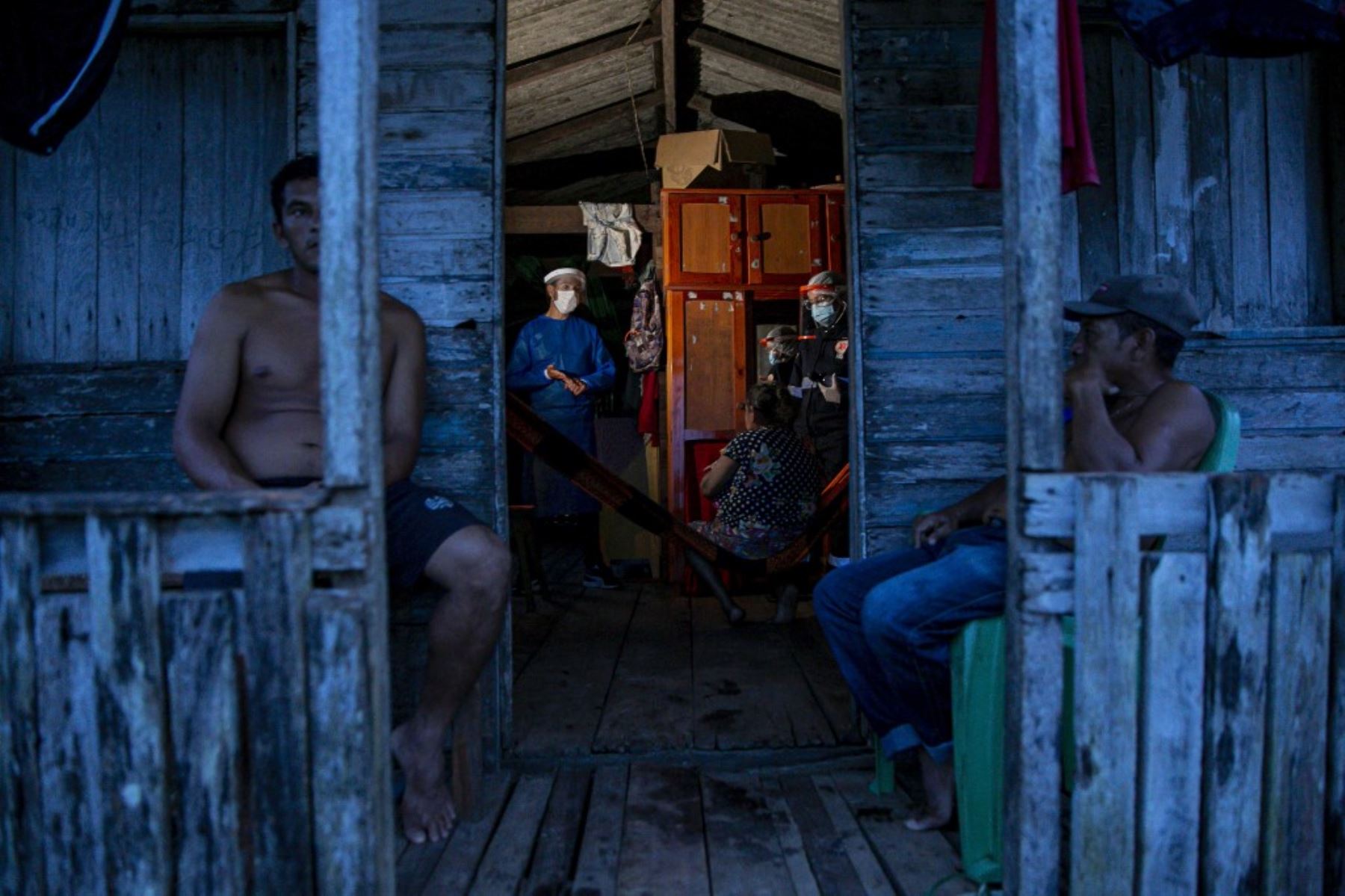 Los trabajadores de salud del gobierno evalúan a un residente de la comunidad ribereña de Roli Madeira en medio de la preocupación por la propagación del coronavirus COVID-19. Foto: AFP