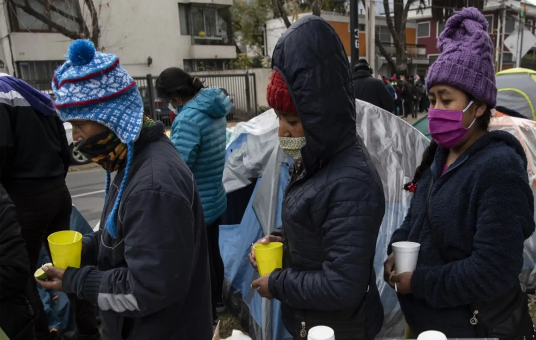 Ciudadanos bolivianos varados permanecen en un campamento improvisado frente al consulado de Bolivia en Santiago de Chile. Foto: AFP