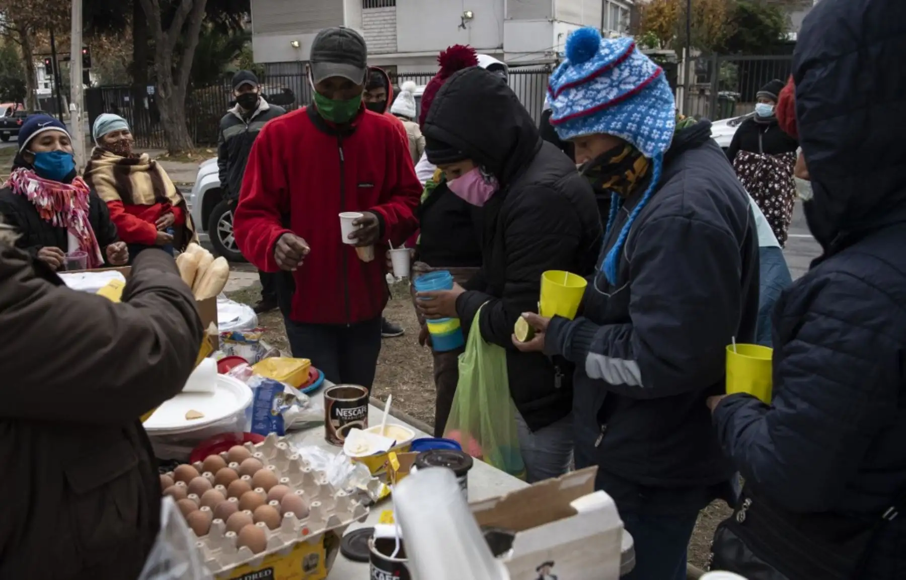 Ciudadanos bolivianos varados permanecen en un campamento improvisado frente al consulado de Bolivia en Santiago de Chile. Foto: AFP