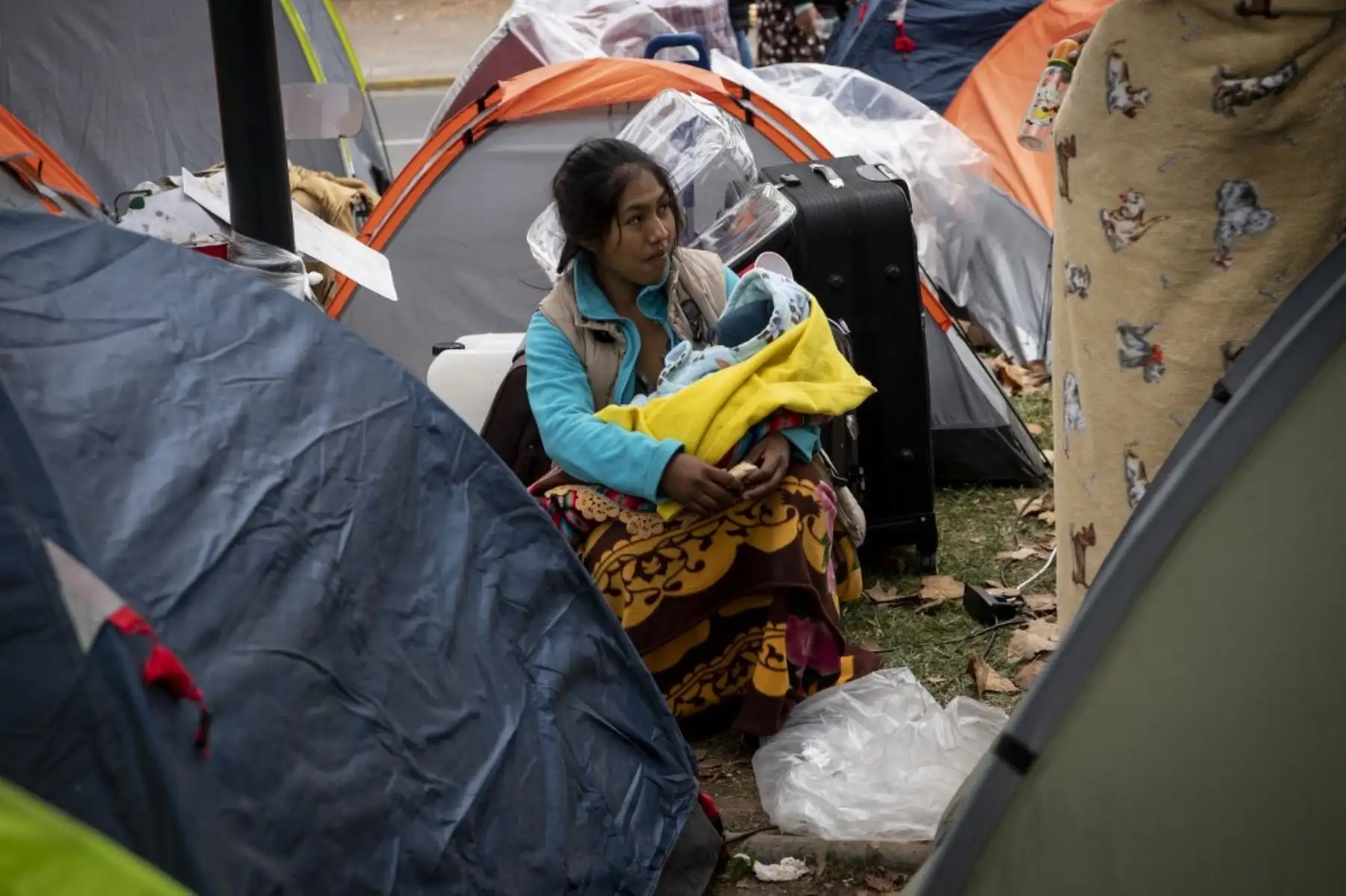 Ciudadanos bolivianos varados permanecen en un campamento improvisado frente al consulado de Bolivia en Santiago de Chile. Foto: AFP