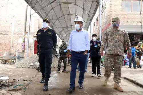 Autoridades de La Libertad inspeccionan el mercado La Hermelida, cerrado por ser foco de contagio de covid-19.