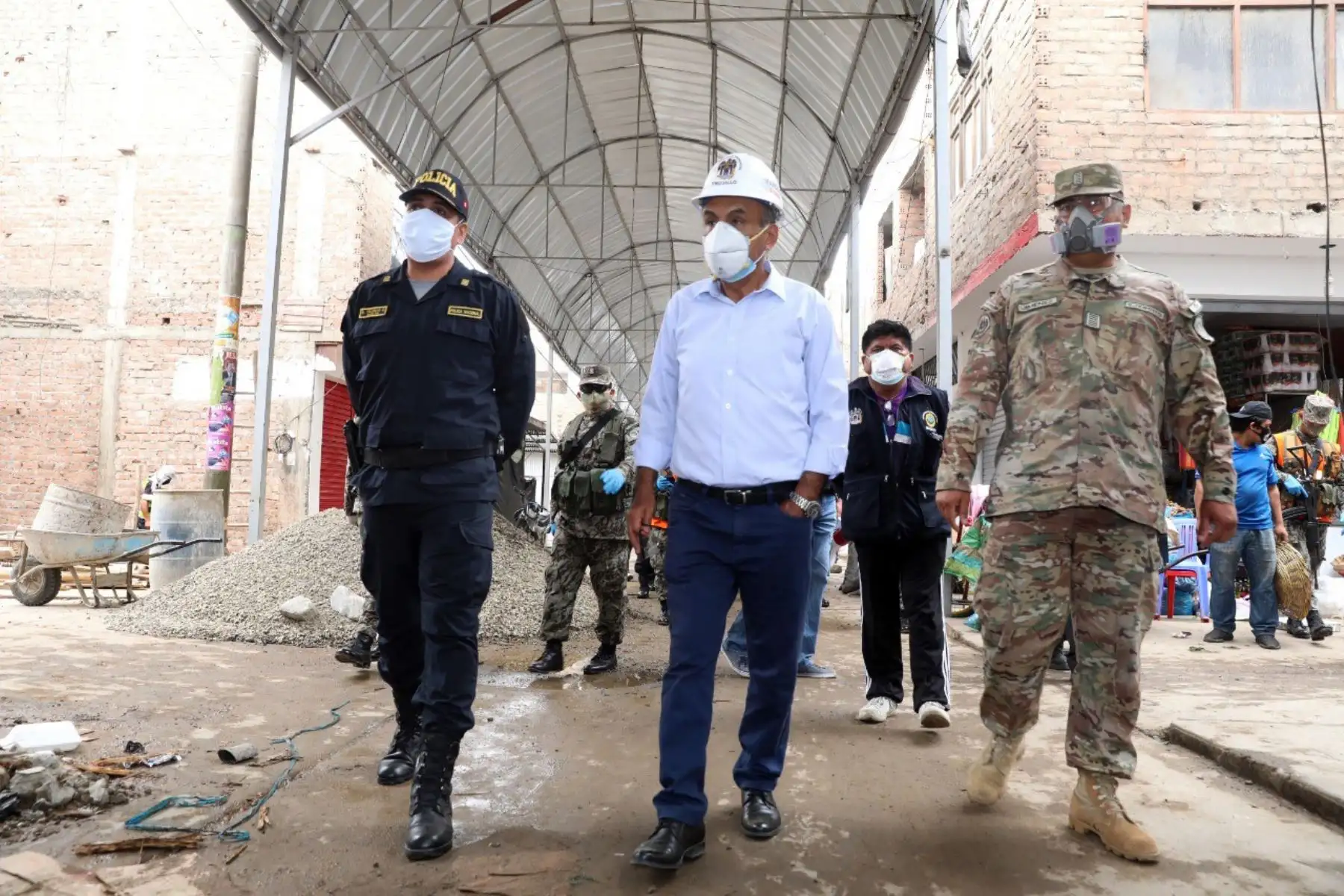 Autoridades de La Libertad inspeccionan el mercado La Hermelida, cerrado por ser foco de contagio de covid-19.