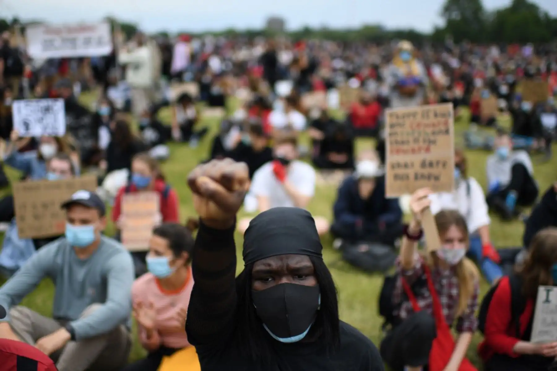 Manifestantes sostienen pancartas durante una manifestación en Londres, después de que George Floyd, un hombre negro desarmado murió después de que un oficial de policía se arrodilló en su cuello durante un arresto en Minneapolis, Estados Unidos. 
Foto: AFP